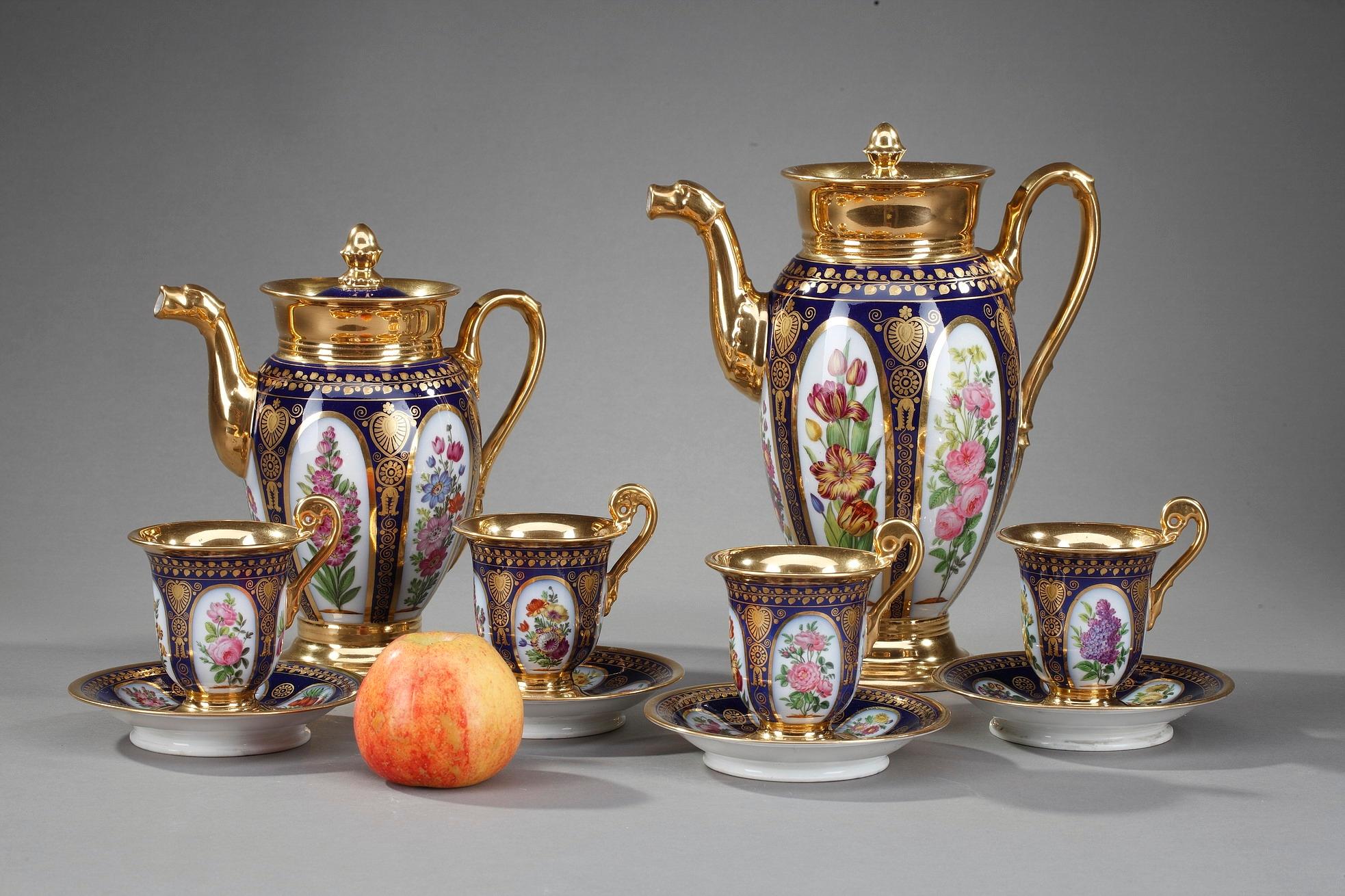 Service à café en porcelaine de Paris de style Charles X. Chacune des six pièces exquises présente des cartouches délicatement peints à la main avec des bouquets de fleurs polychromes sur fond blanc et bleu foncé, accentués par des bordures