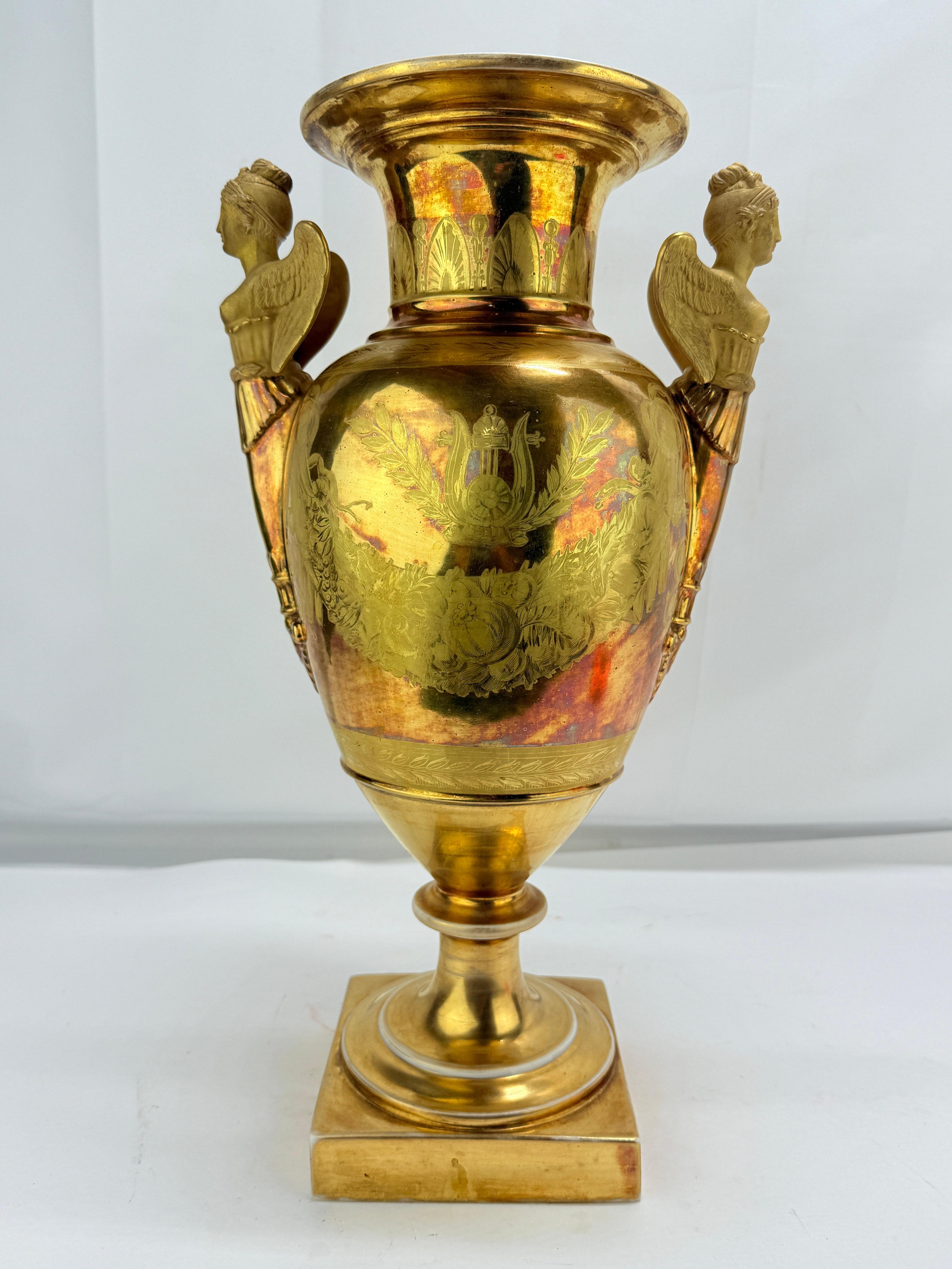 Urne en porcelaine de Paris, dorée et peinte, scène de tableau médiéval, C.I.C. 1815-1830 en vente 3