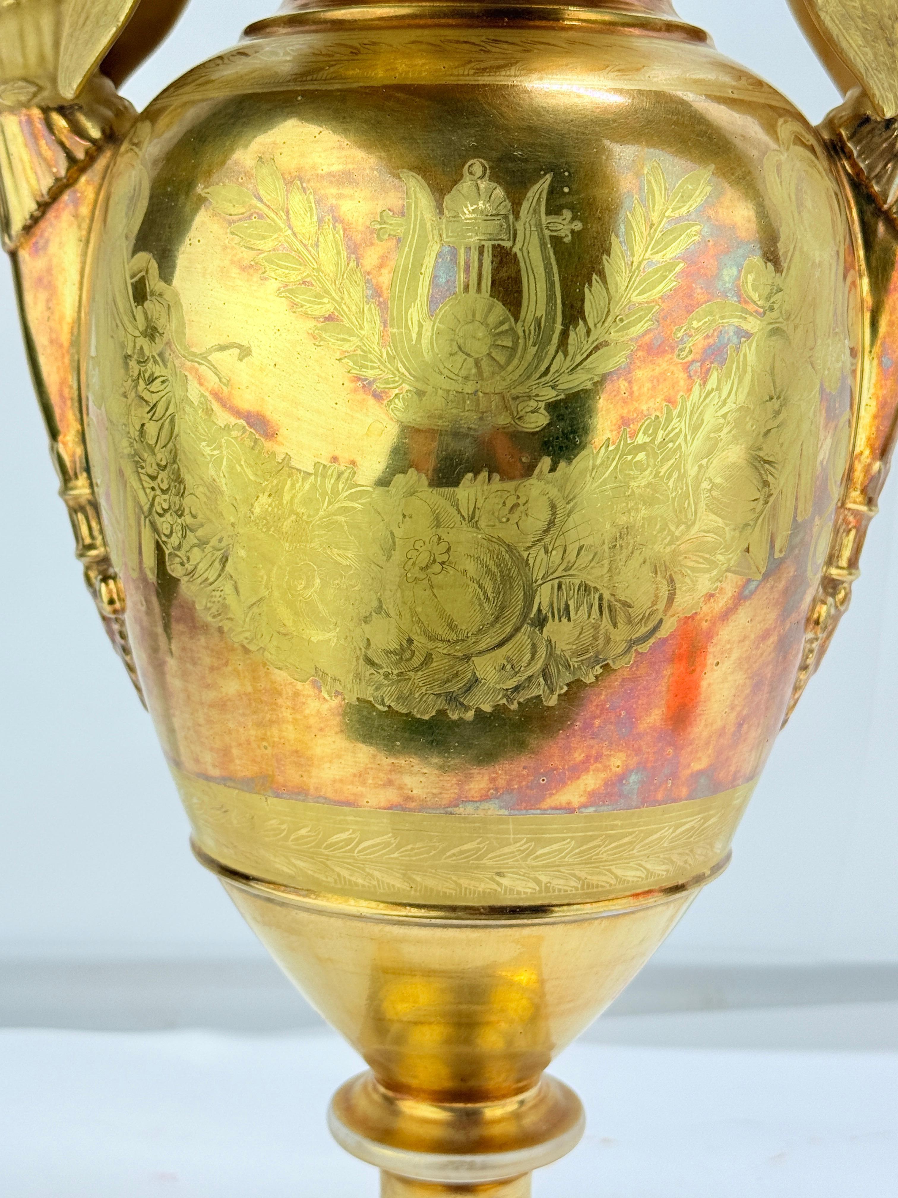 Urne en porcelaine de Paris, dorée et peinte, scène de tableau médiéval, C.I.C. 1815-1830 en vente 4