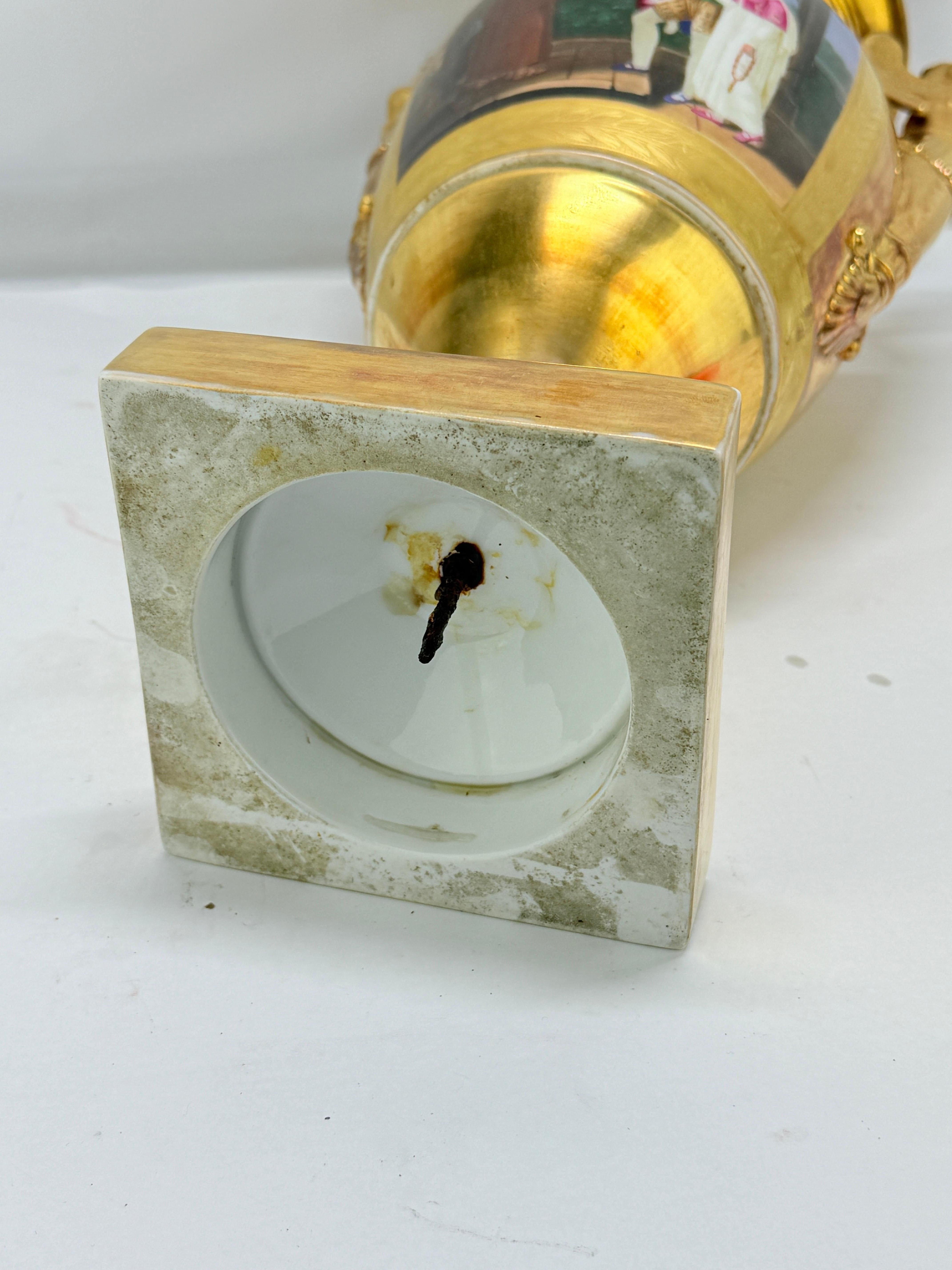 Urne en porcelaine de Paris, dorée et peinte, scène de tableau médiéval, C.I.C. 1815-1830 en vente 6