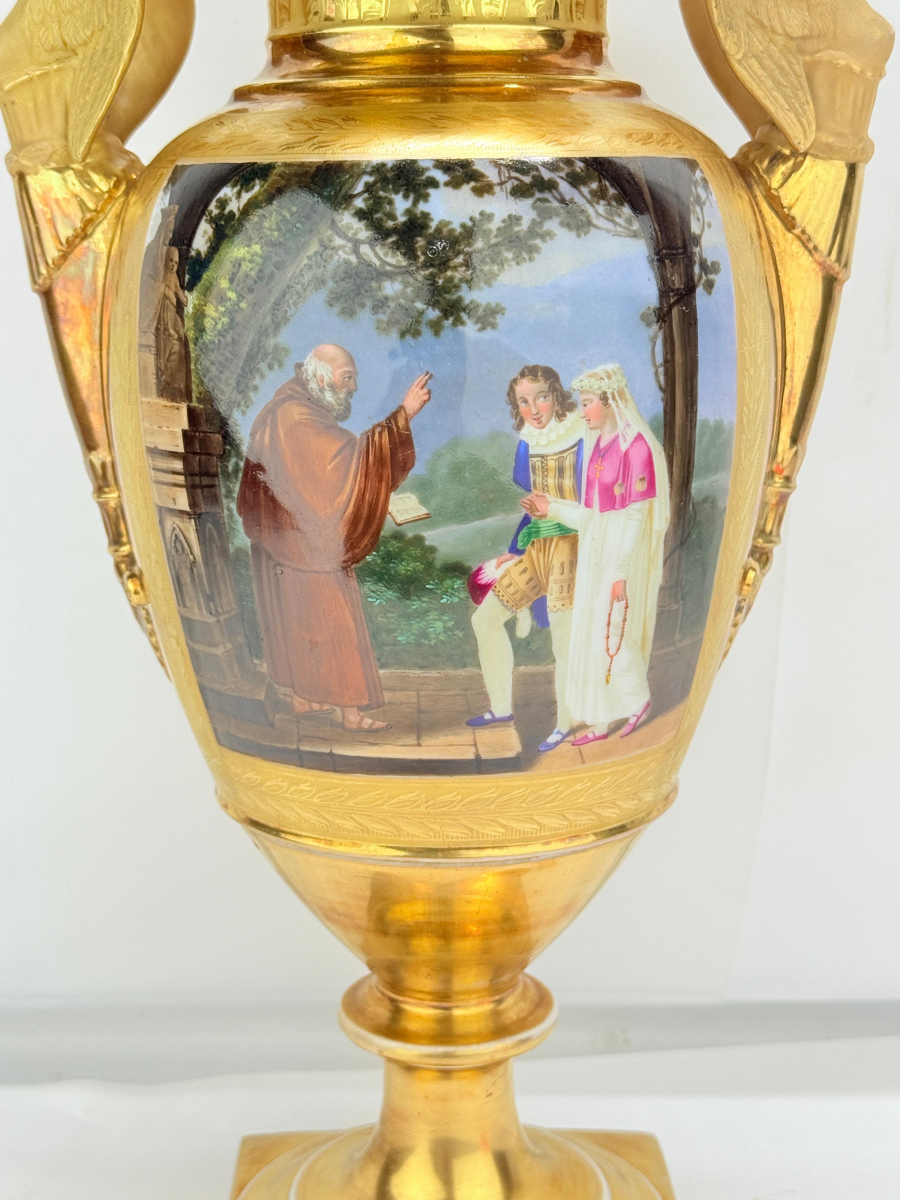 Cet objet est un vase en porcelaine néoclassique continentale finement exécuté, datant du début du XIXe siècle, très probablement d'origine française ou peut-être autrichienne, et datant de la période de l'Empire ou de la Restauration, vers