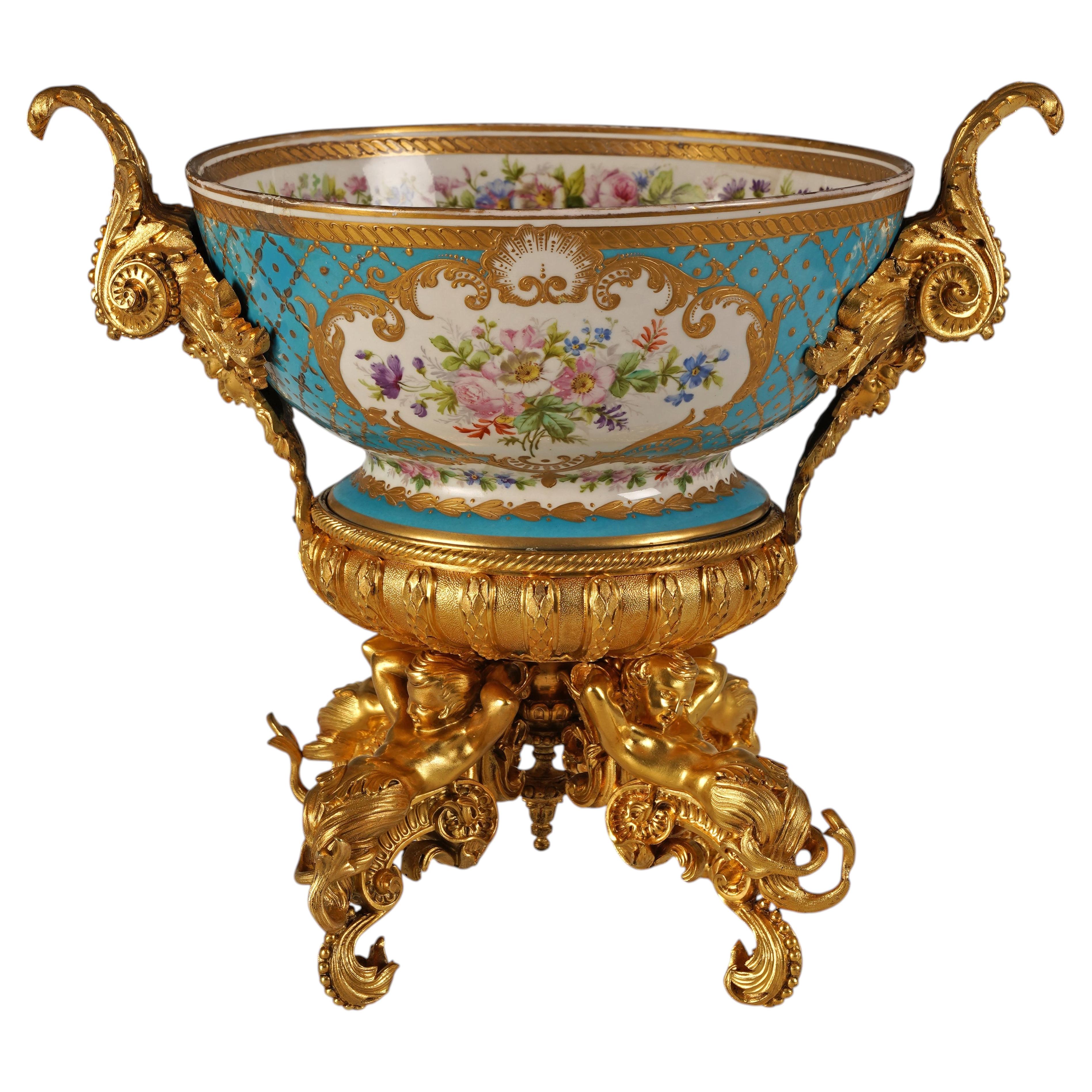 Porcellana di Parigi, ciotola con motivi floreali e tritoni, Francia, 1870 circa