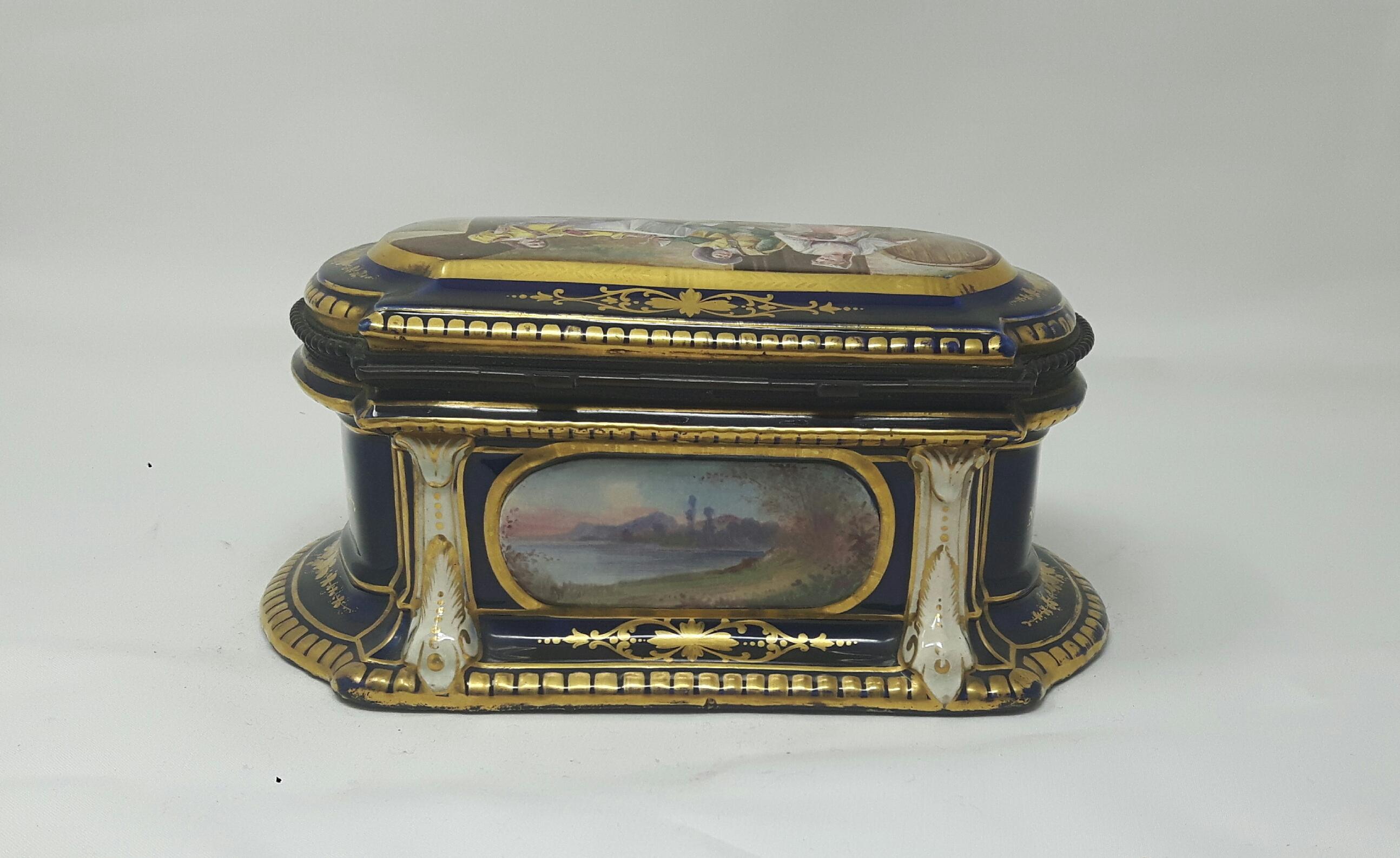 French Paris Porcelain Hand-Painted Jewellery Box For Sale