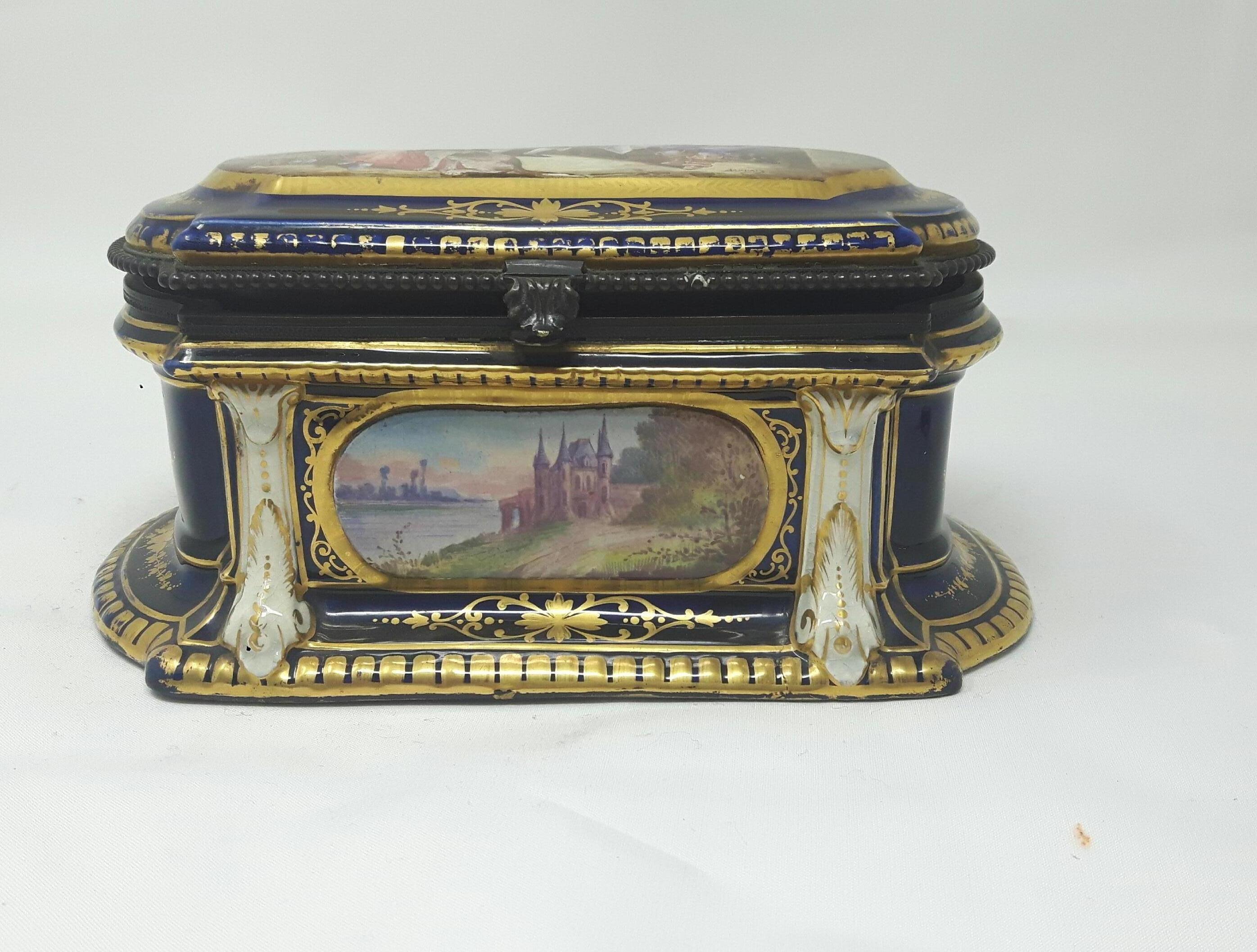 Paris Porcelain Hand-Painted Jewellery Box In Excellent Condition For Sale In London, GB