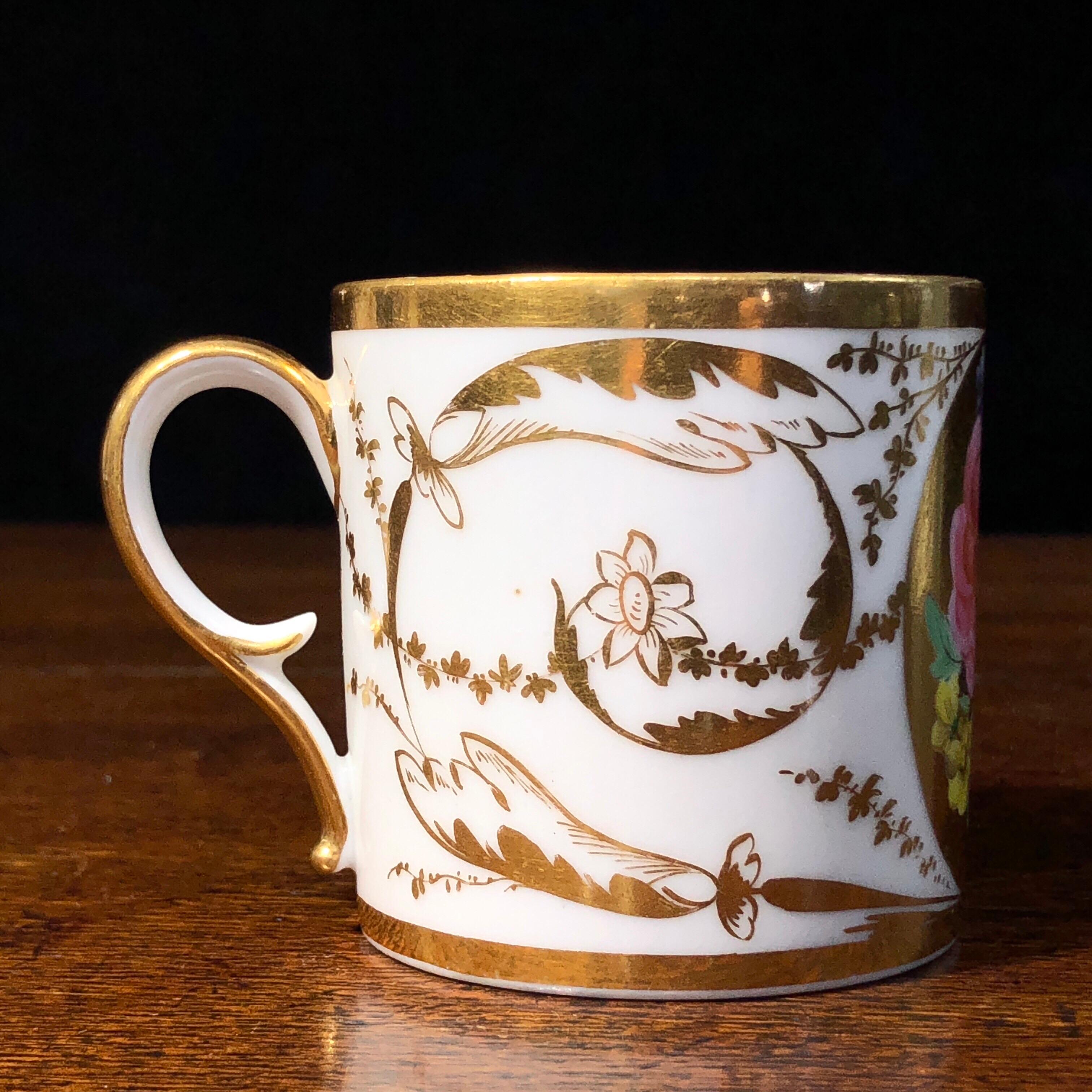 Paris Porcelain Manteau Studio Coffee Can, Rich Gold and Roses, circa 1810 In Good Condition For Sale In Geelong, Victoria