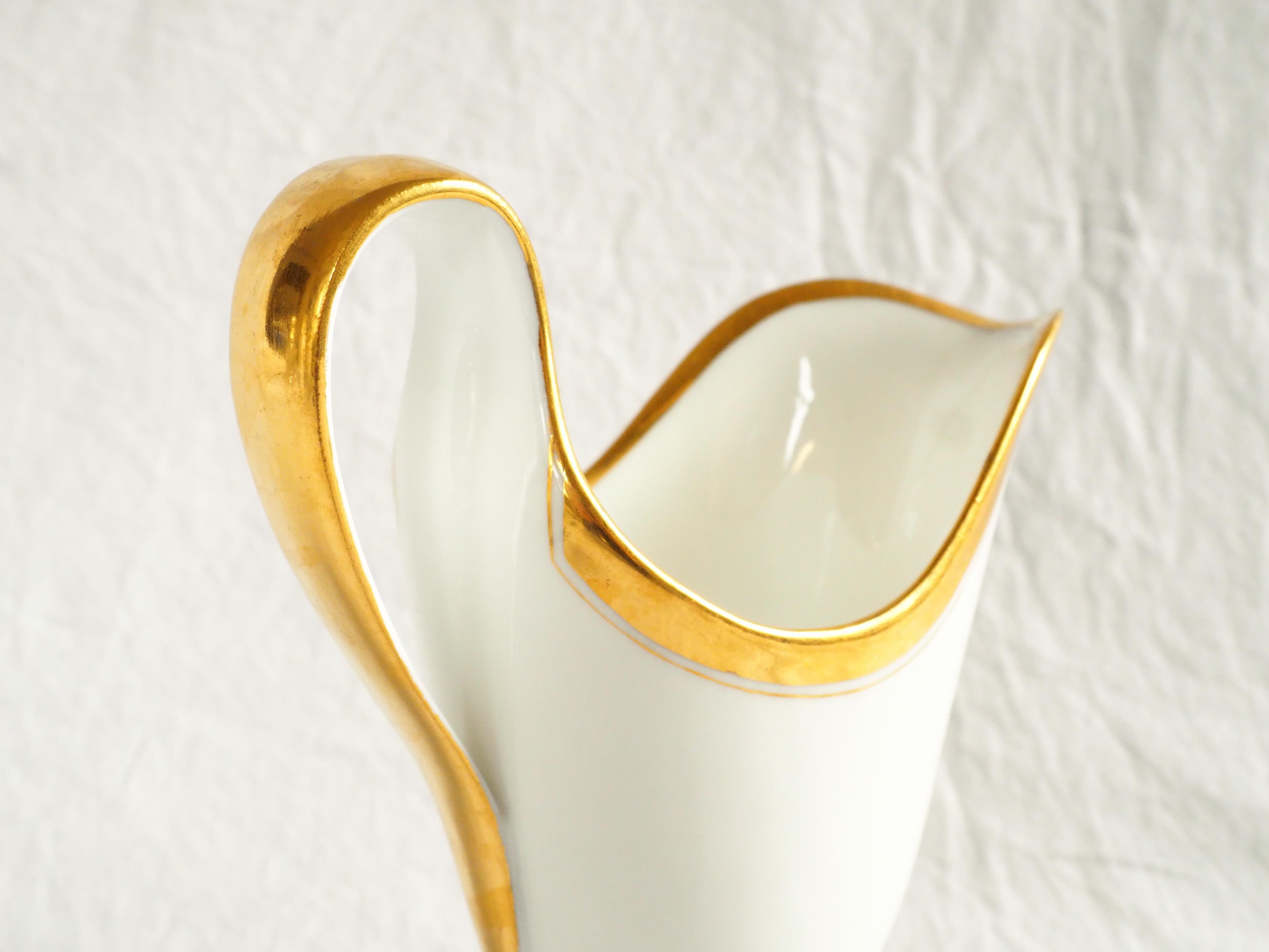 Pichet à eau en porcelaine de Paris, début du 19e siècle, signé Halley en vente 2