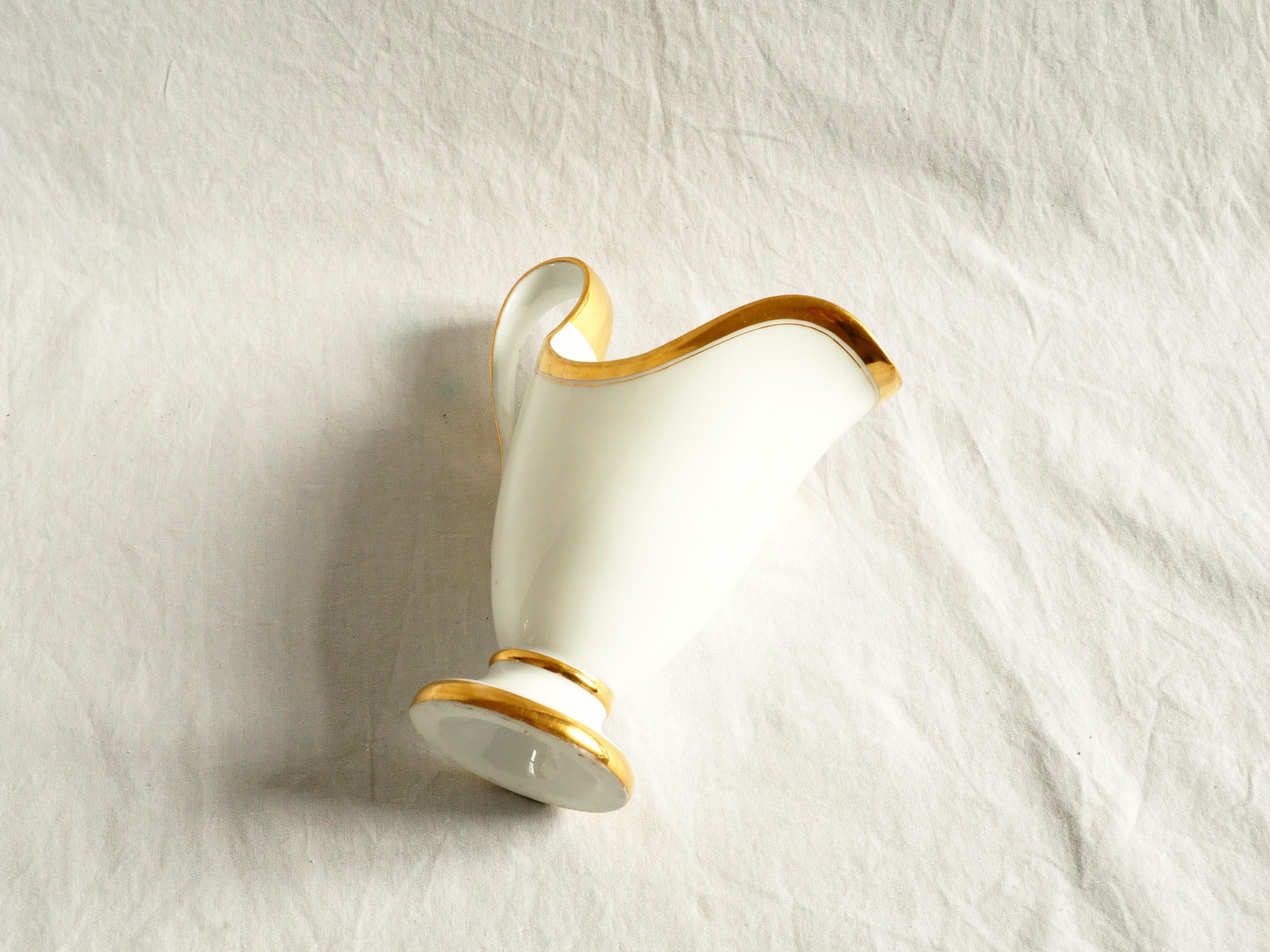 Pichet à eau en porcelaine de Paris, début du 19e siècle, signé Halley en vente 3