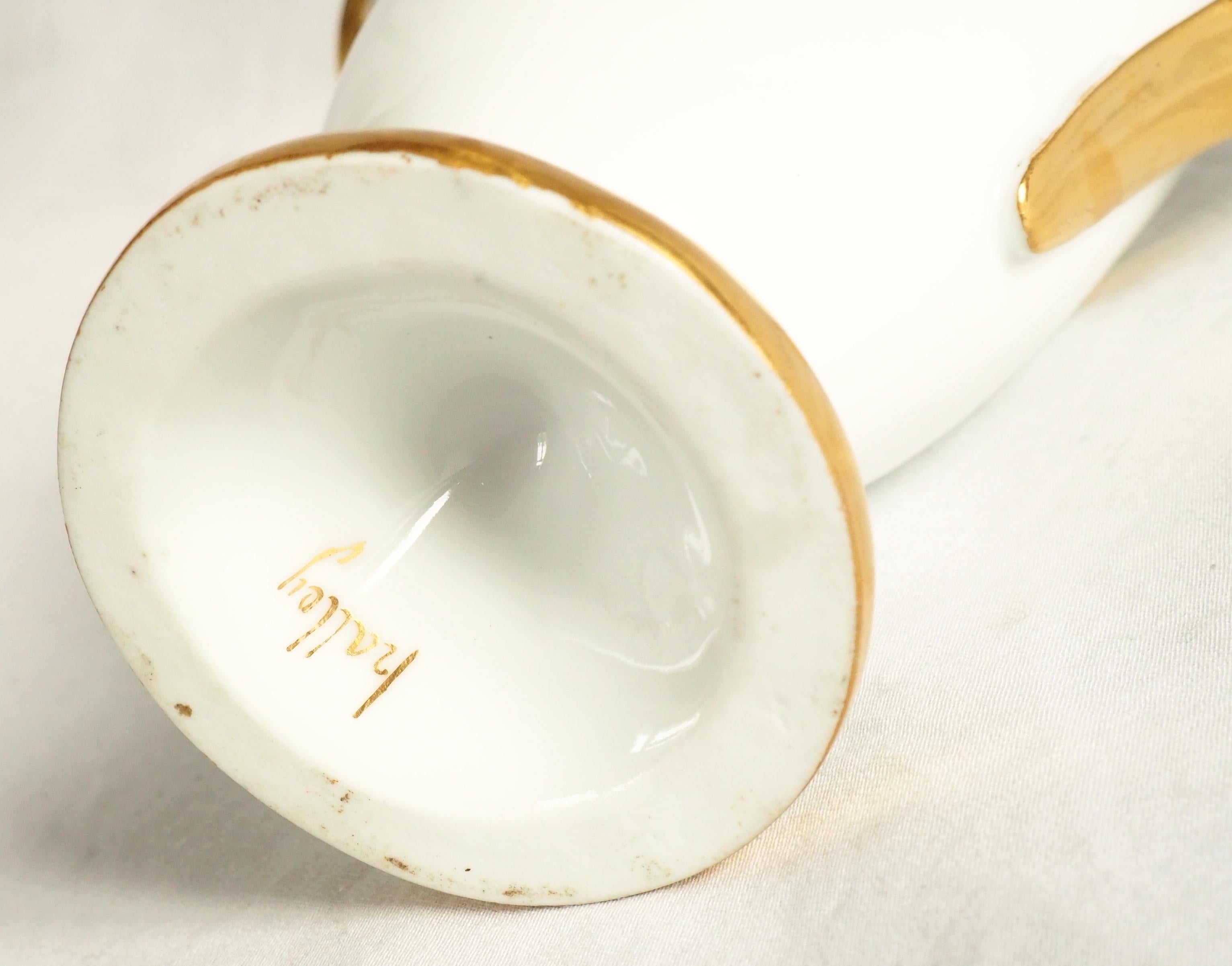 Pichet à eau en porcelaine de Paris, début du 19e siècle, signé Halley en vente 5