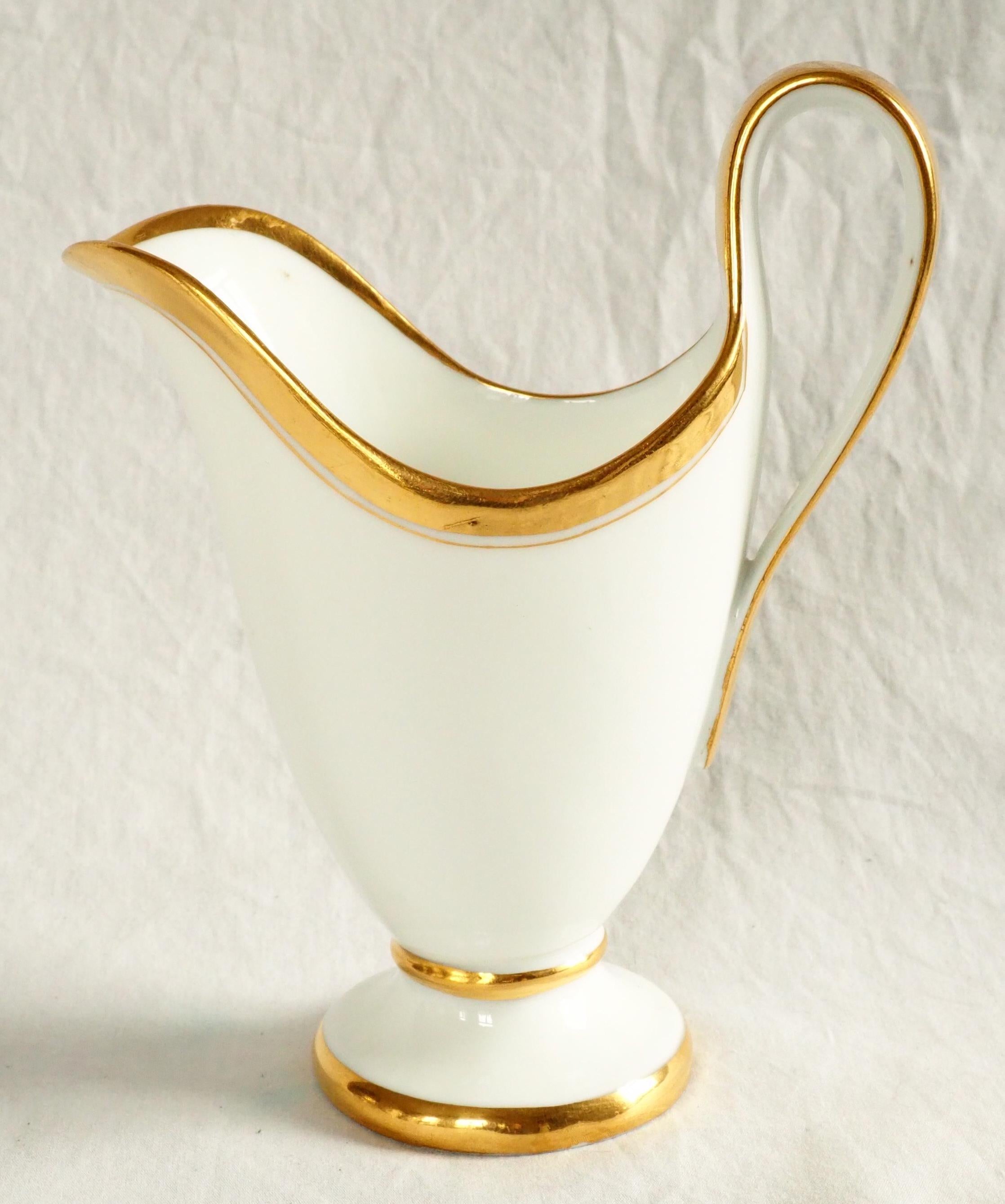 Un pot à lait en porcelaine Empire de Paris signé Halley sous la base (spécialisé dans la décoration et la vente de porcelaine), production du début du 19e siècle vers 1805.
Magnifique modèle rehaussé de fils d'or fins, aux proportions parfaites et