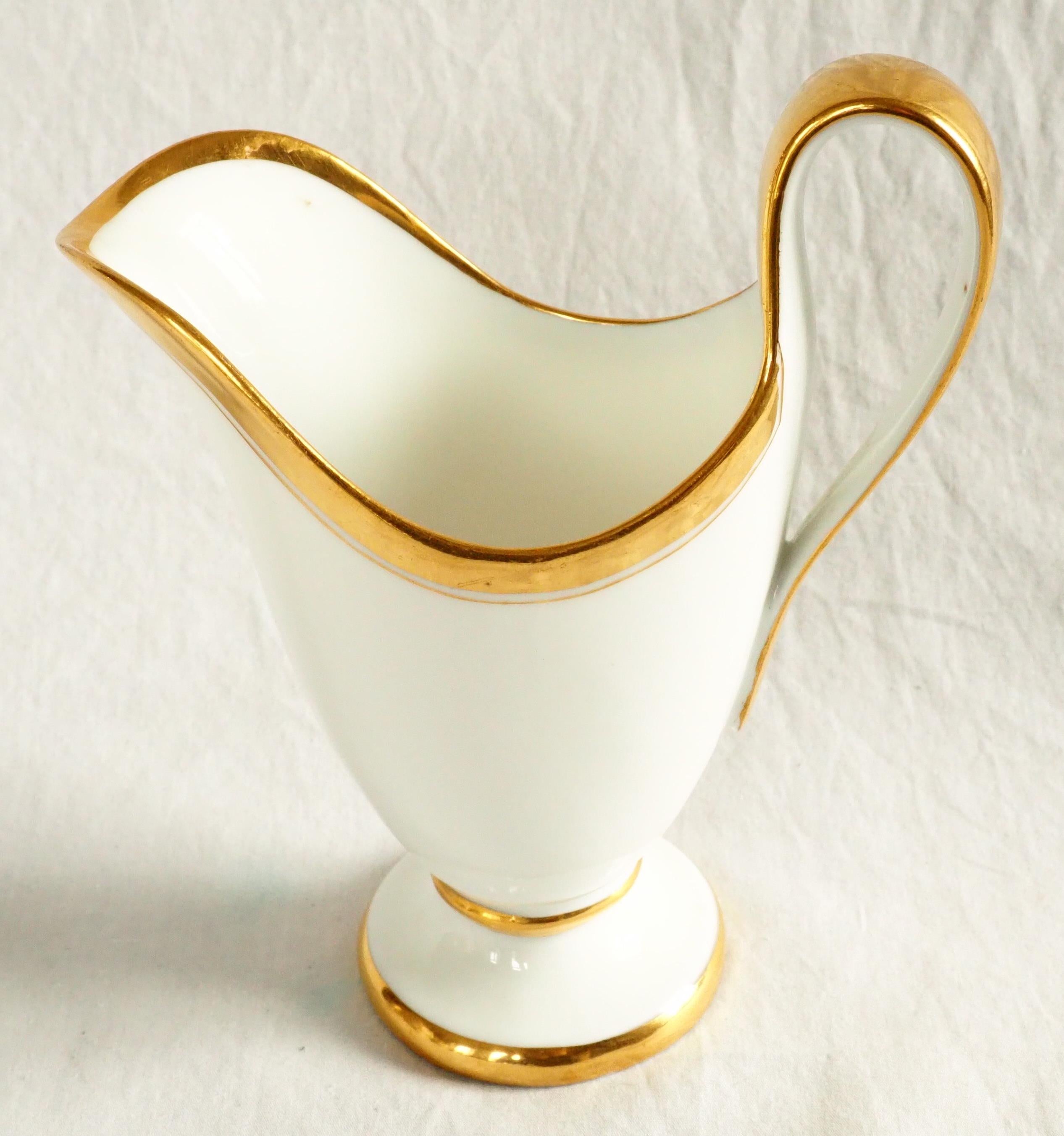 Empire Pichet à eau en porcelaine de Paris, début du 19e siècle, signé Halley en vente