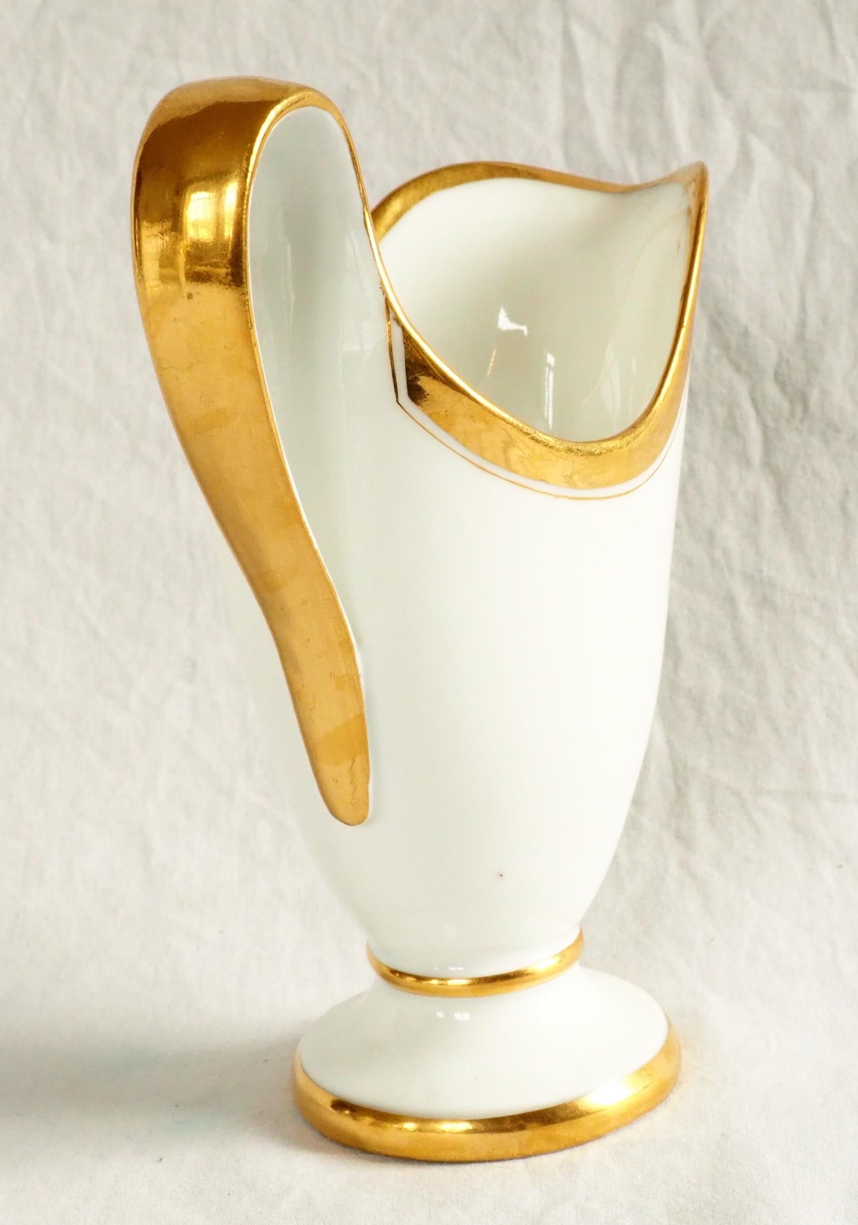 Doré Pichet à eau en porcelaine de Paris, début du 19e siècle, signé Halley en vente