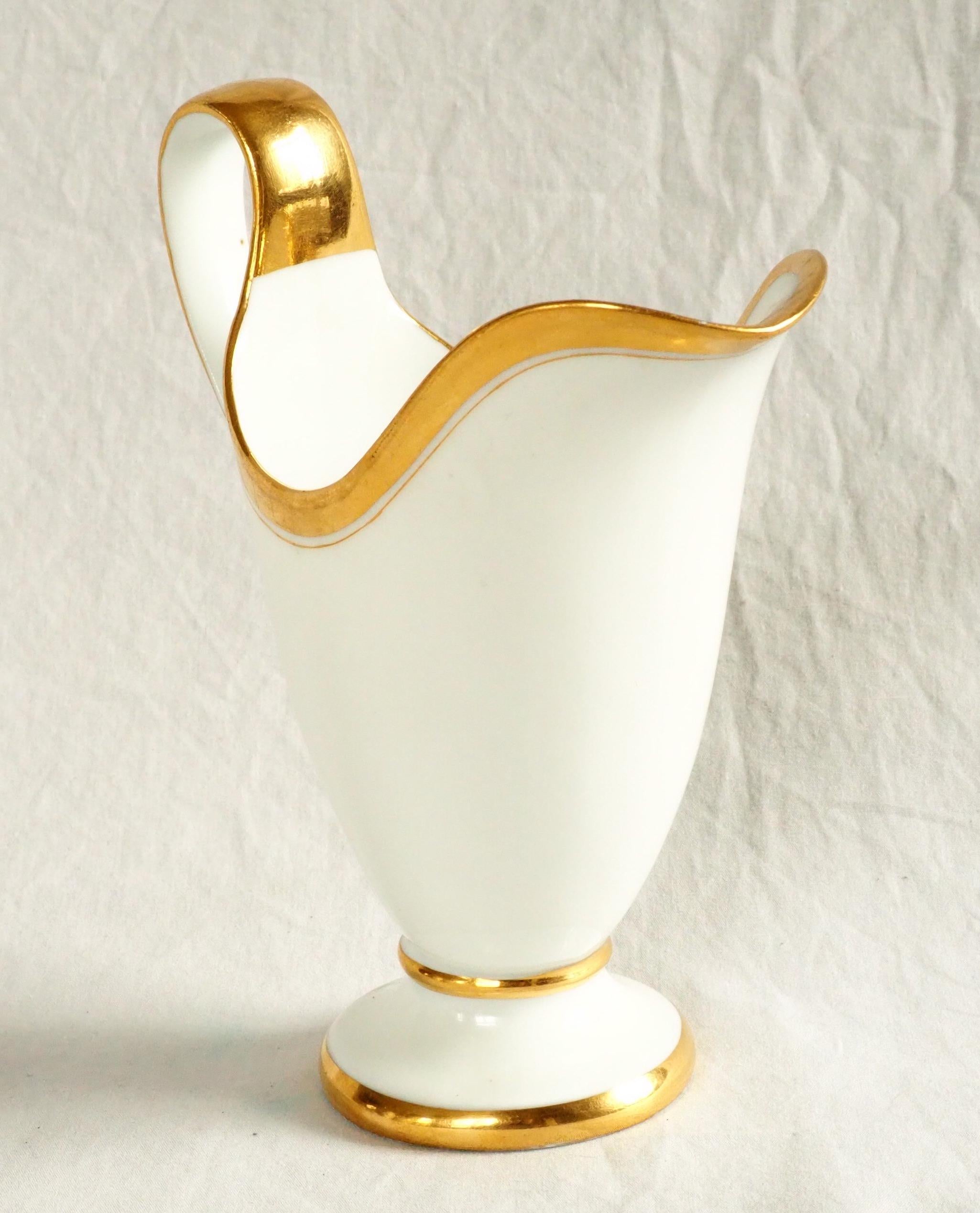 XIXe siècle Pichet à eau en porcelaine de Paris, début du 19e siècle, signé Halley en vente