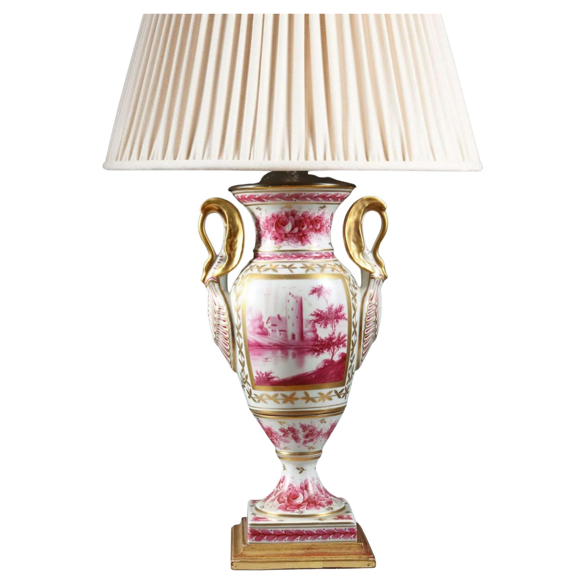 Vase de table en porcelaine de Paris émaillée rose et or sur blanc en vente