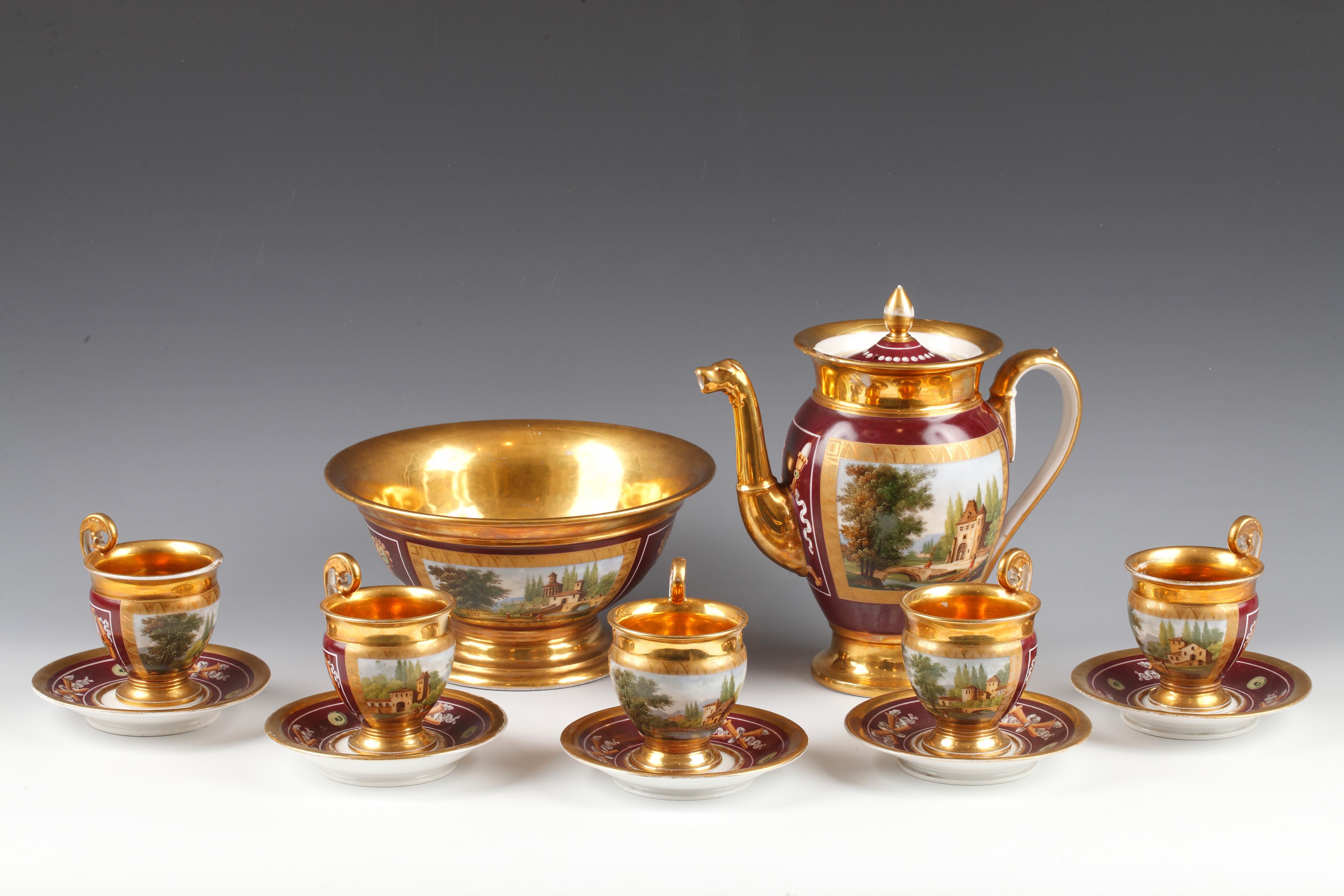 Incantevole servizio da tè in porcellana di stile Restauration Paris con sfondo rosso e oro Amati, composto da una teiera, cinque tazze con manico a spirale e relativo piattino e una ciotola. Questo set, rivestito d'oro all'interno, è decorato con