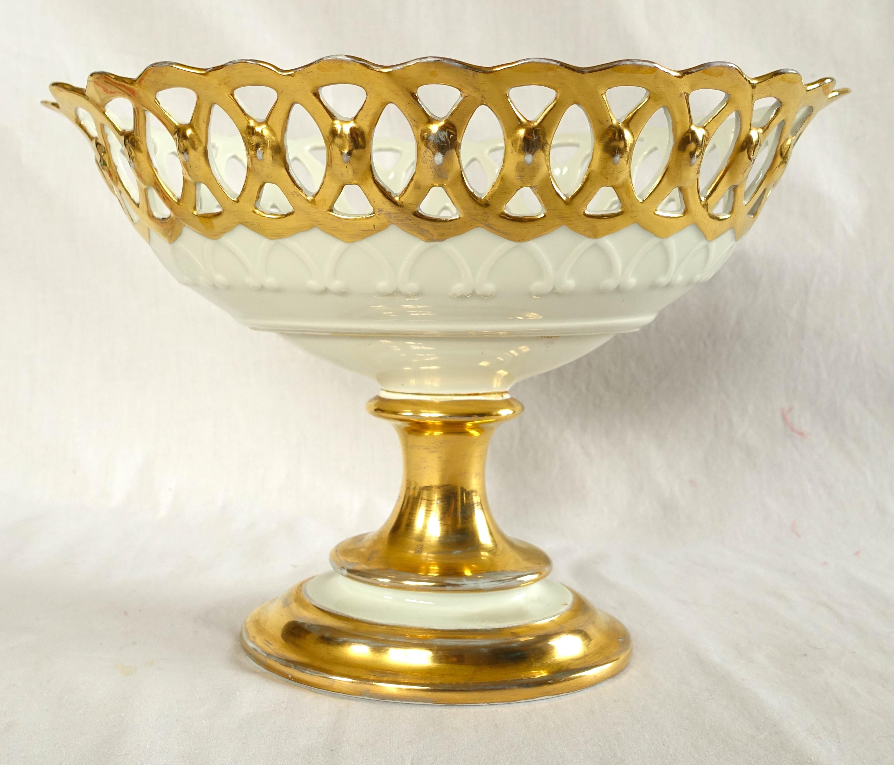Fino centro de mesa o cesta de frutas de porcelana reticulada de París, fabricación de mediados del siglo XIX - época de Napoleón III.
Nuestra pieza es de gran formato, muy decorativa y con un dorado brillante. Es un clásico del estilo de vida y la
