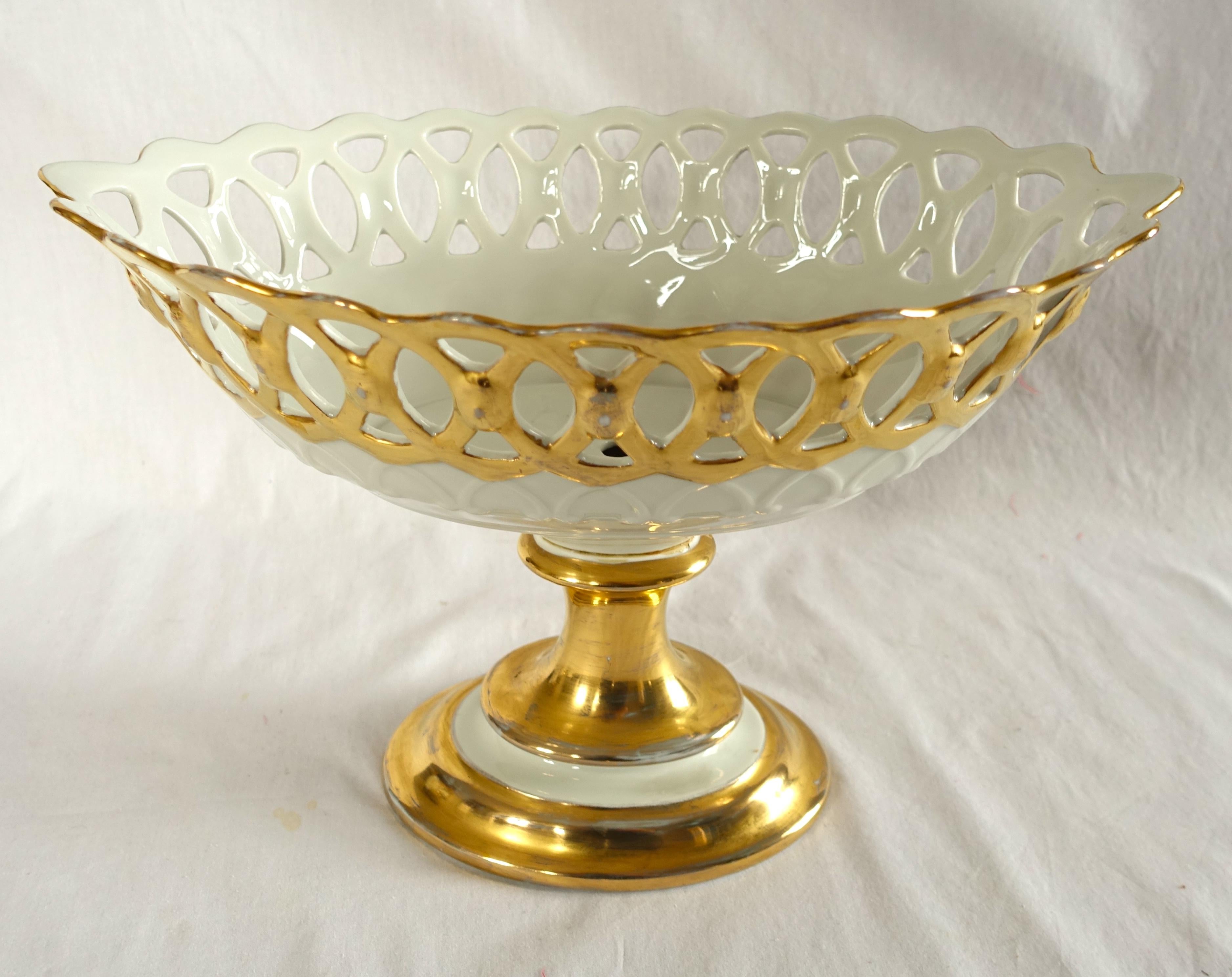 Cesta de fruta reticulada de porcelana de París - centro de mesa dorado, S. XIX Francés en venta