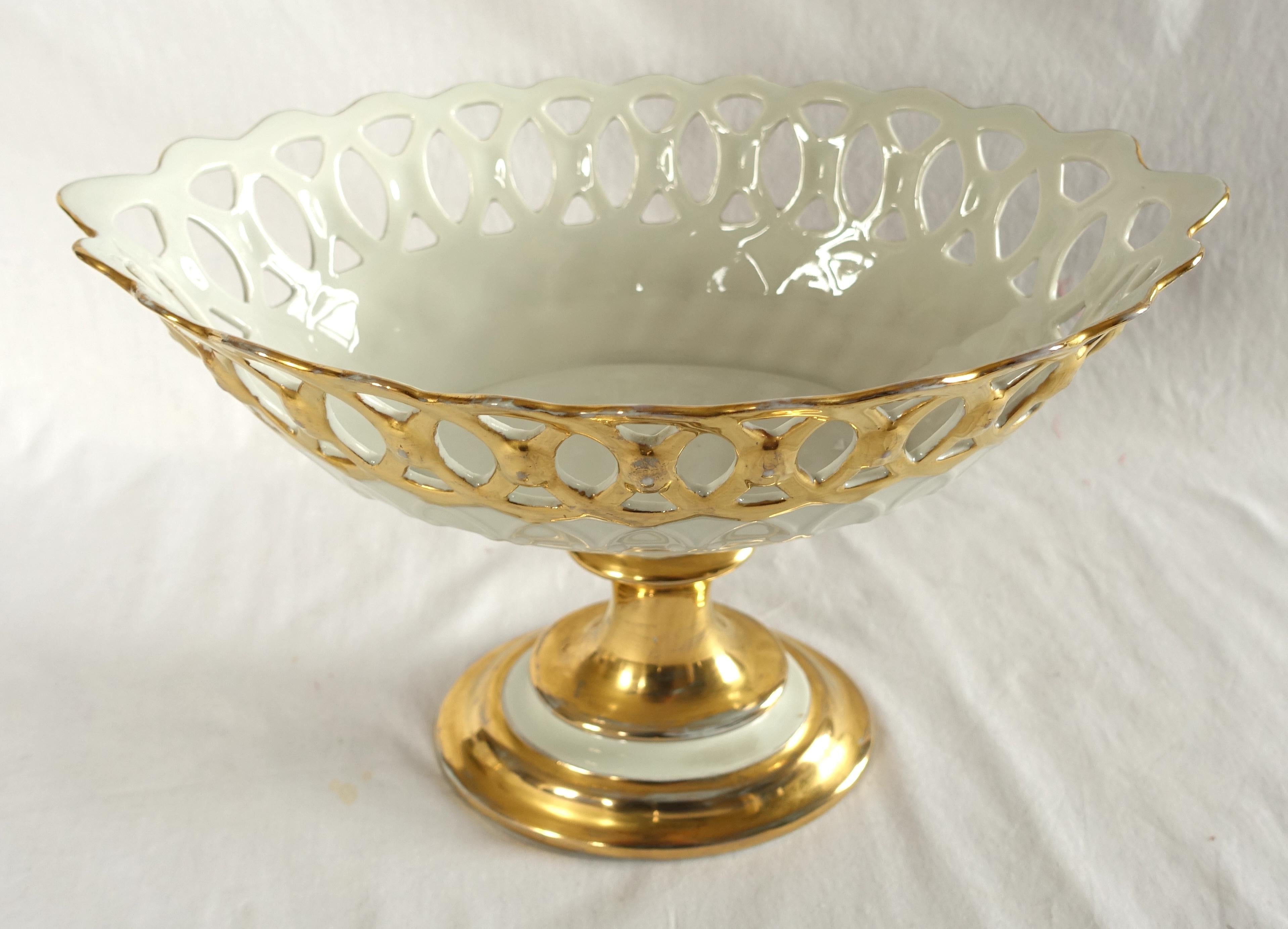 Cesta de fruta reticulada de porcelana de París - centro de mesa dorado, S. XIX Dorado en venta