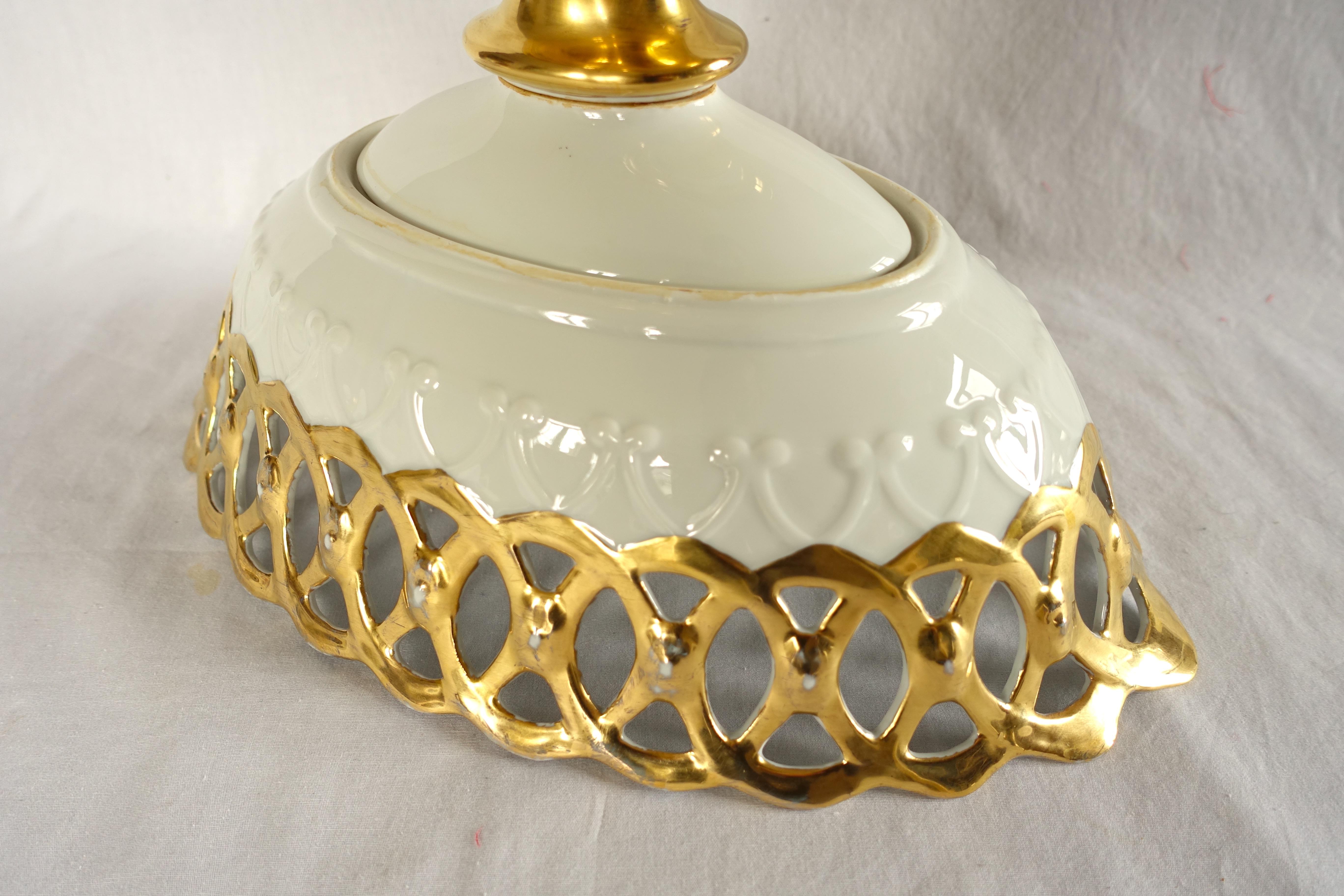 Cesta de fruta reticulada de porcelana de París - centro de mesa dorado, S. XIX Porcelana en venta