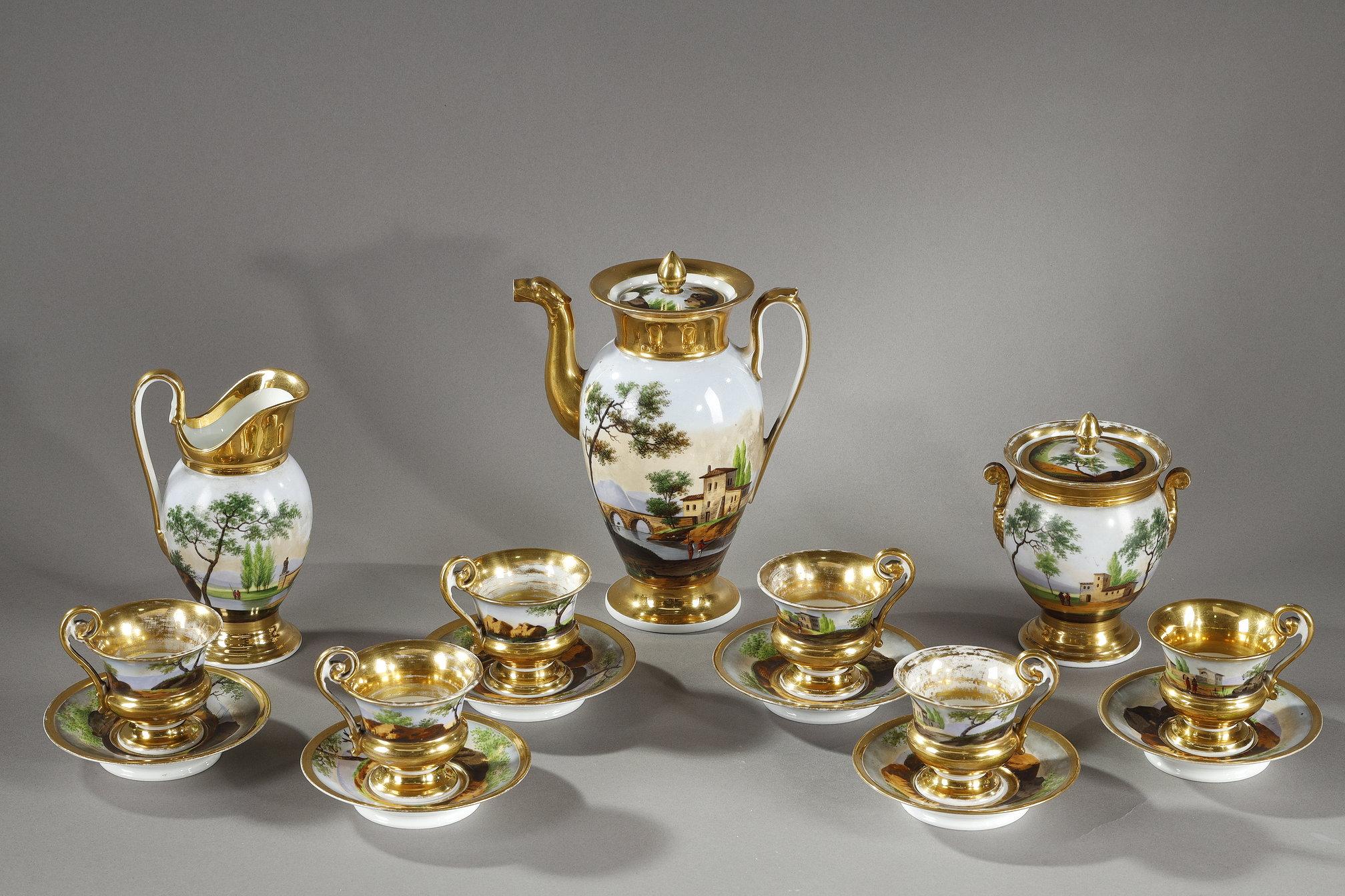 Service en porcelaine de Paris : service à thé ou à café, composé de plusieurs pièces décorées :
- Une cafetière ou une théière avec un couvercle doré et un bec verseur sculpté.
- Pot à lait avec bec ouvert et poignée élégante.
- Un sucrier couvert