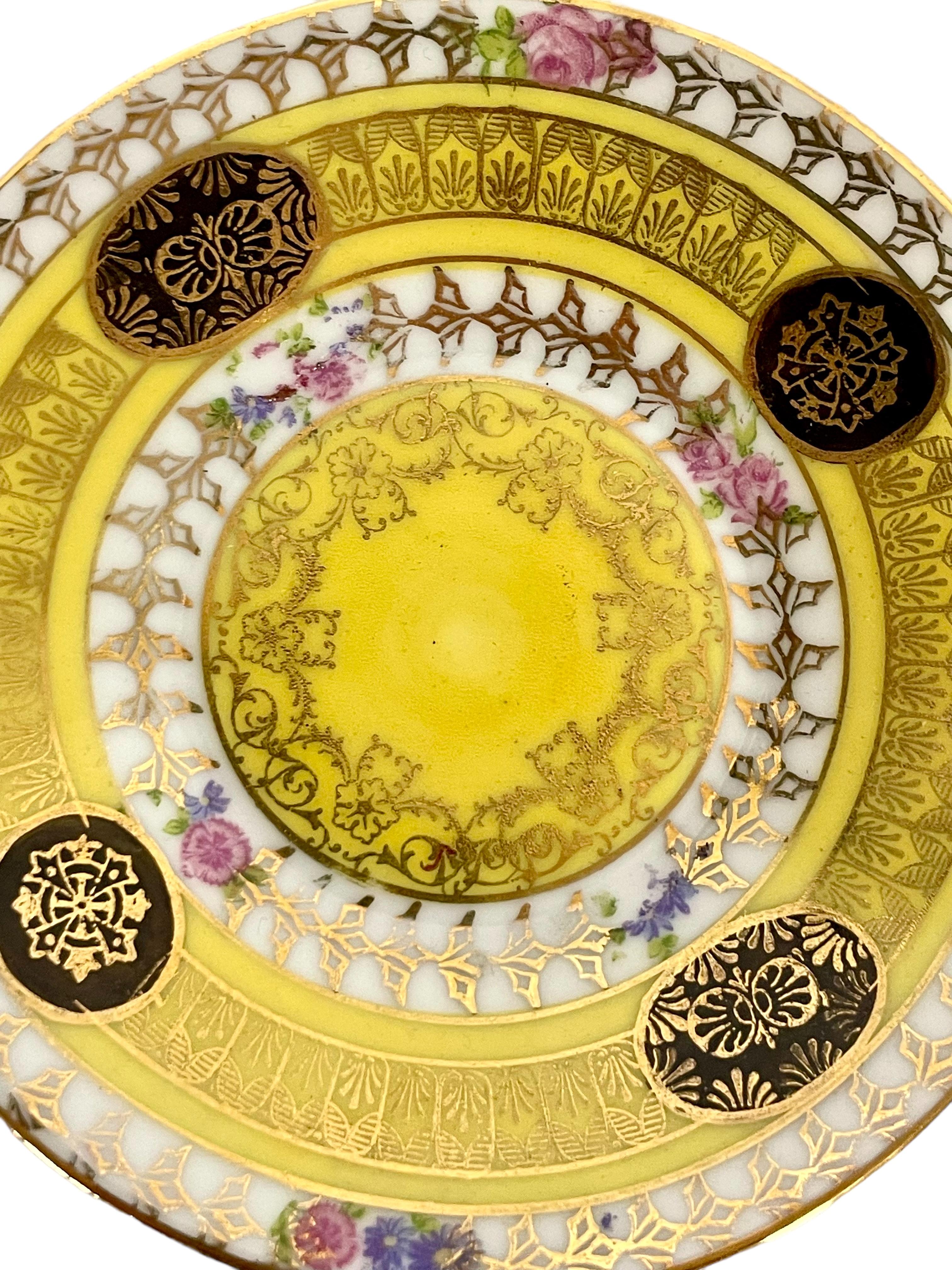 Pariser Porzellan-Teekanne und Untertasse mit Darstellung der Kaiserin Josephine im Angebot 3