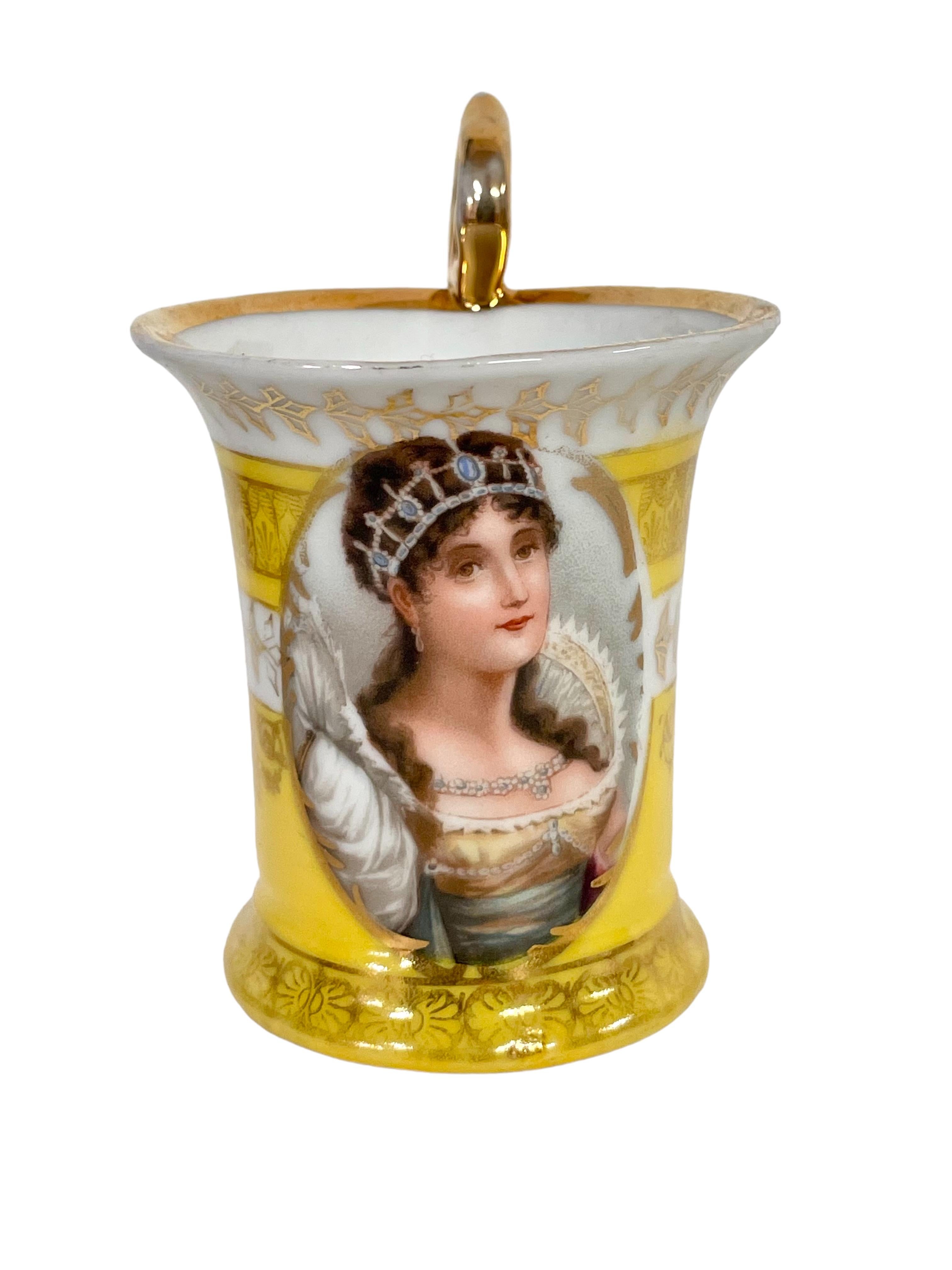 Tasse à thé et soucoupe en porcelaine de Sèvres, représentant l'impératrice Joséphine en robe ornée et portant sa couronne. Datant du début de la période du Premier Empire au XIXe siècle, ce fabuleux ensemble de portraits impériaux, au décor jaune