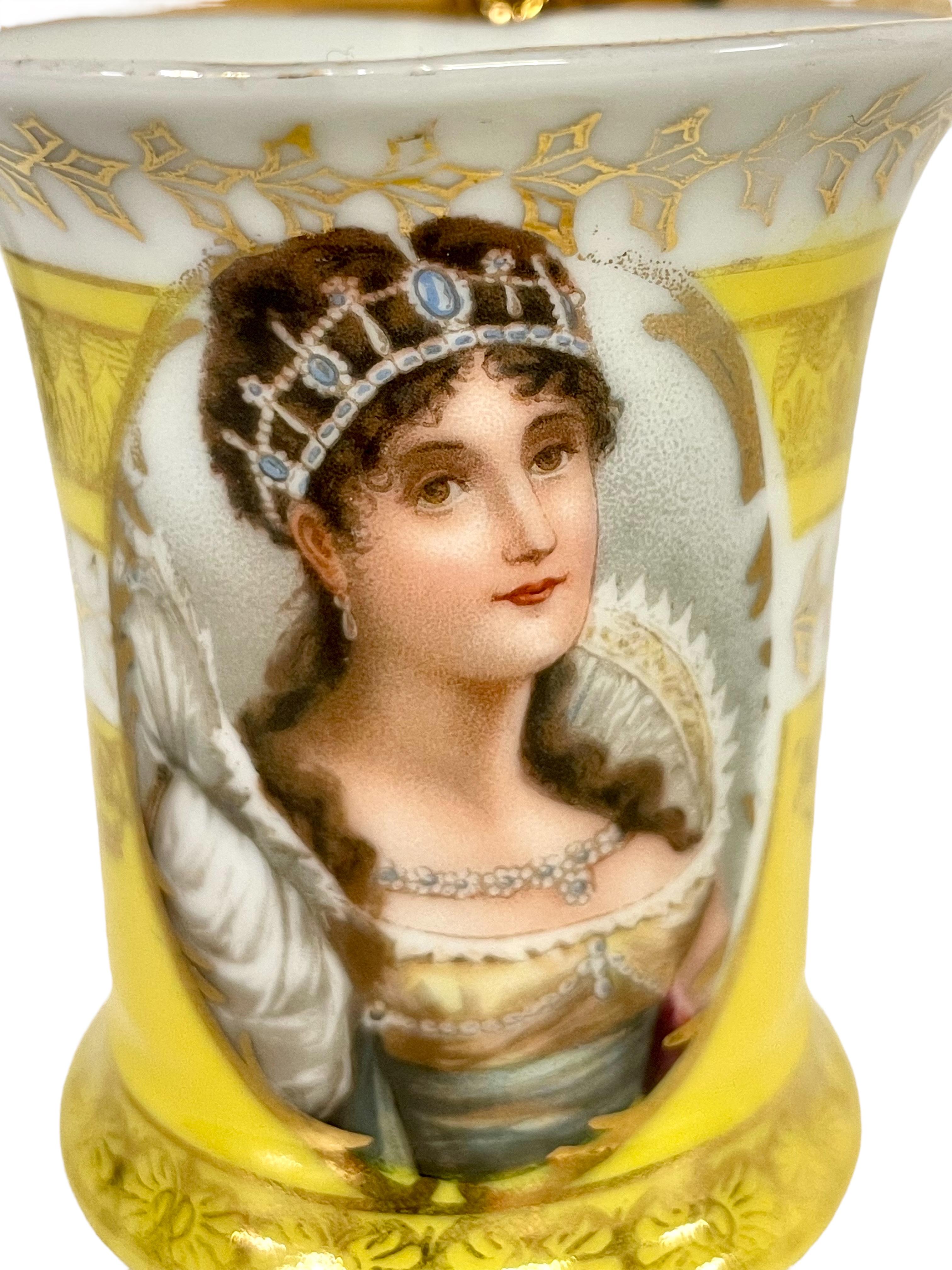 Tasse à thé et soucoupe en porcelaine de Paris représentant l'impératrice Josephine Bon état - En vente à LA CIOTAT, FR
