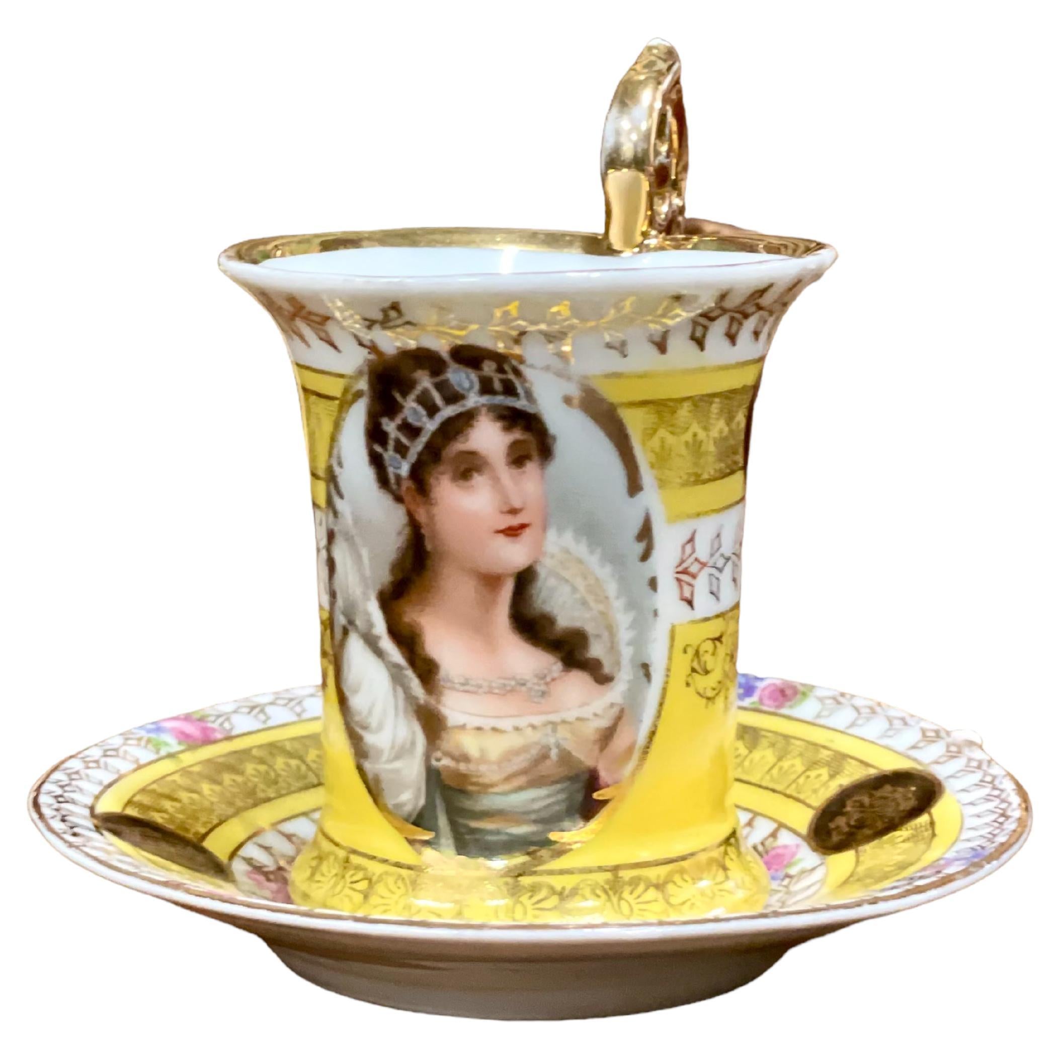 Taza de té y platillo de porcelana de París con la efigie de la emperatriz Josefina