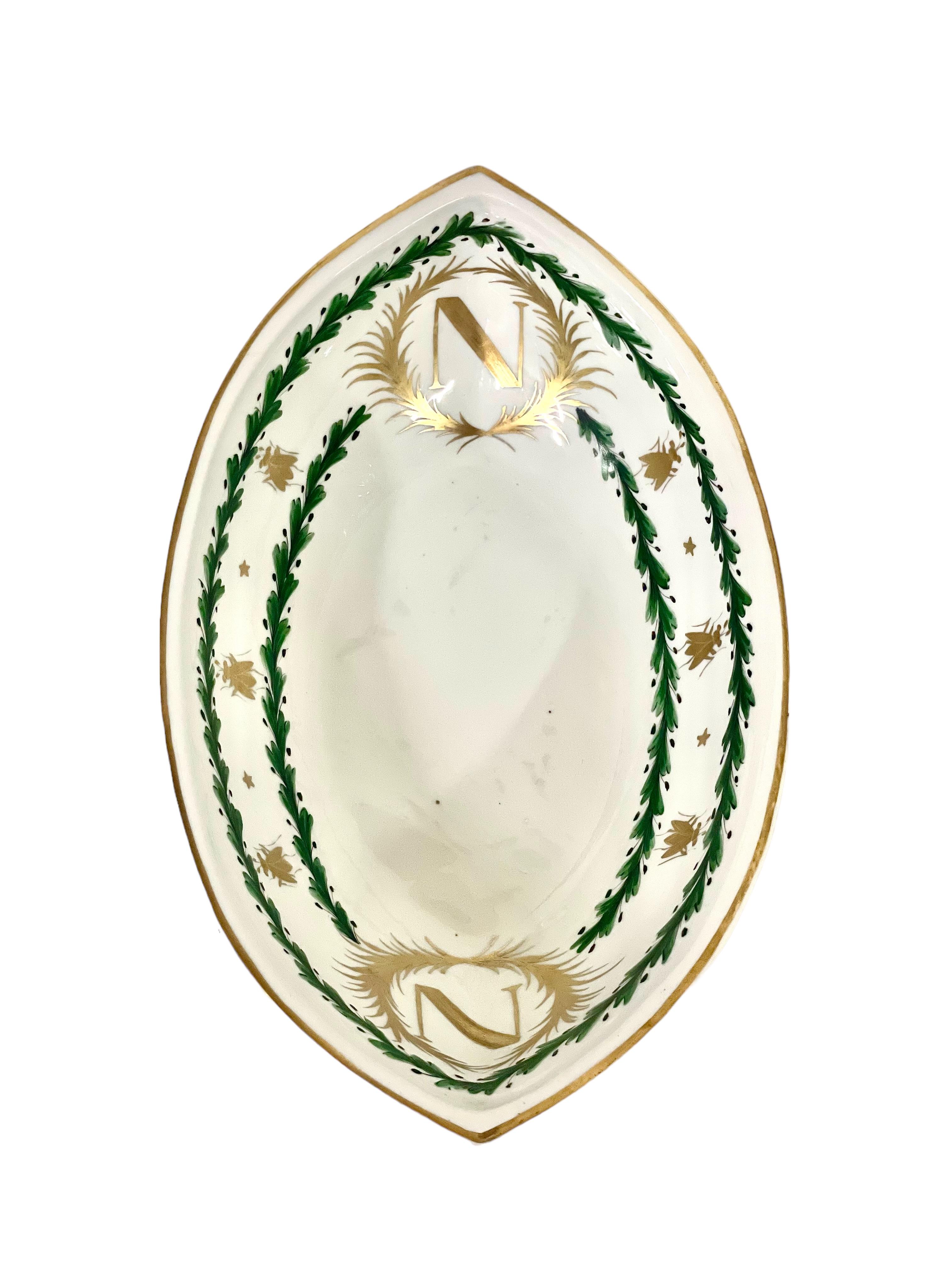 Basine et pichet en porcelaine de Paris d'époque Empire français avec emblèmes napoléoniens en vente 3
