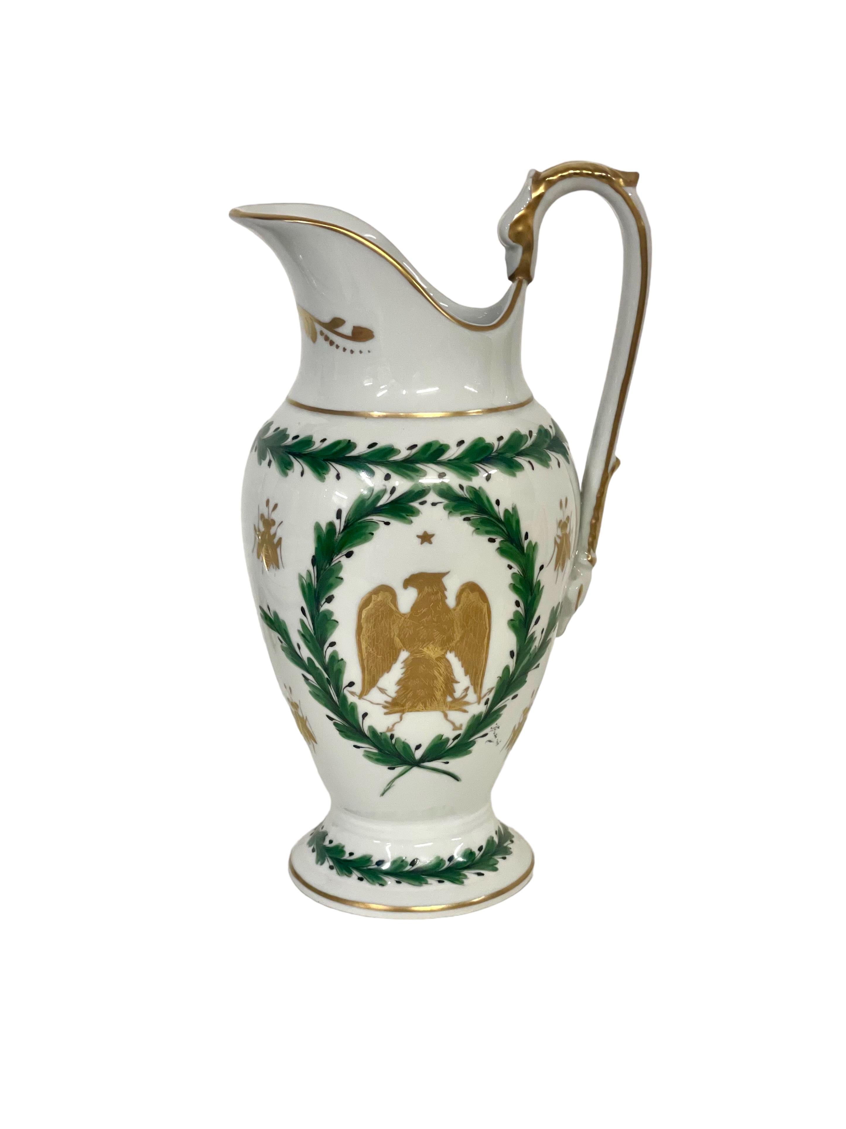 Pariser Porzellanbecken und -krug aus der französischen Kaiserzeit mit napoleonischen Emblemen (Vergoldet) im Angebot