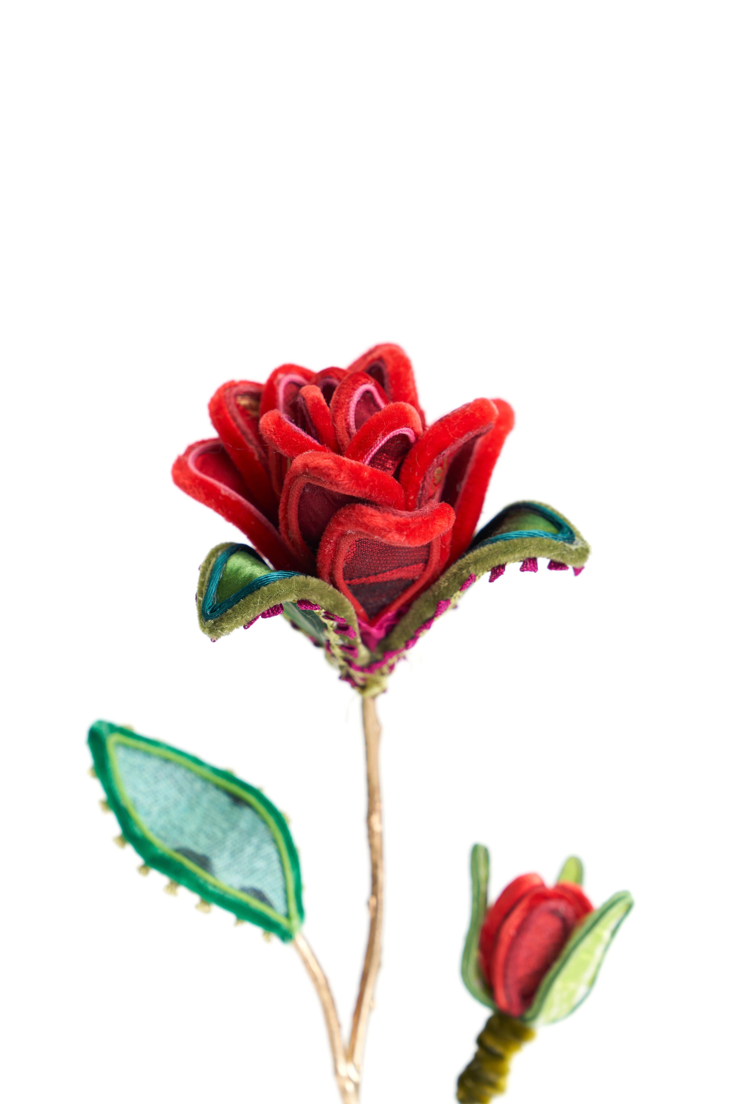 Rote Rose aus Seide und Samt auf einem herzförmigen Sockel aus Messing. Verziert mit Vintage-Verzierungen aus dem Hutgeschäft. Entworfen und handgefertigt in NYC.