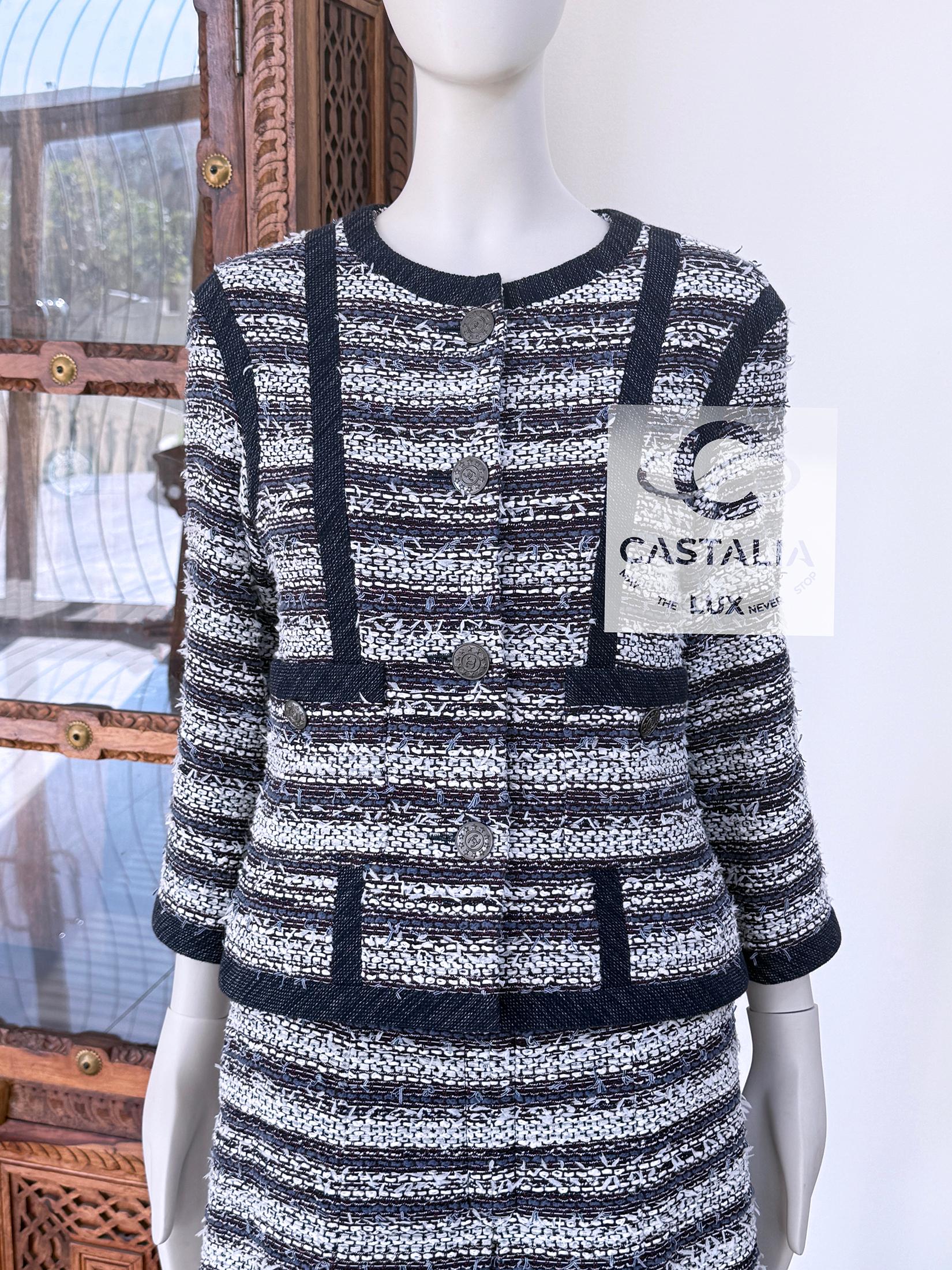 Chanel Paris / Singapore CC Buttons Lesage Tweed Ensemble 36 FR For Sale 5