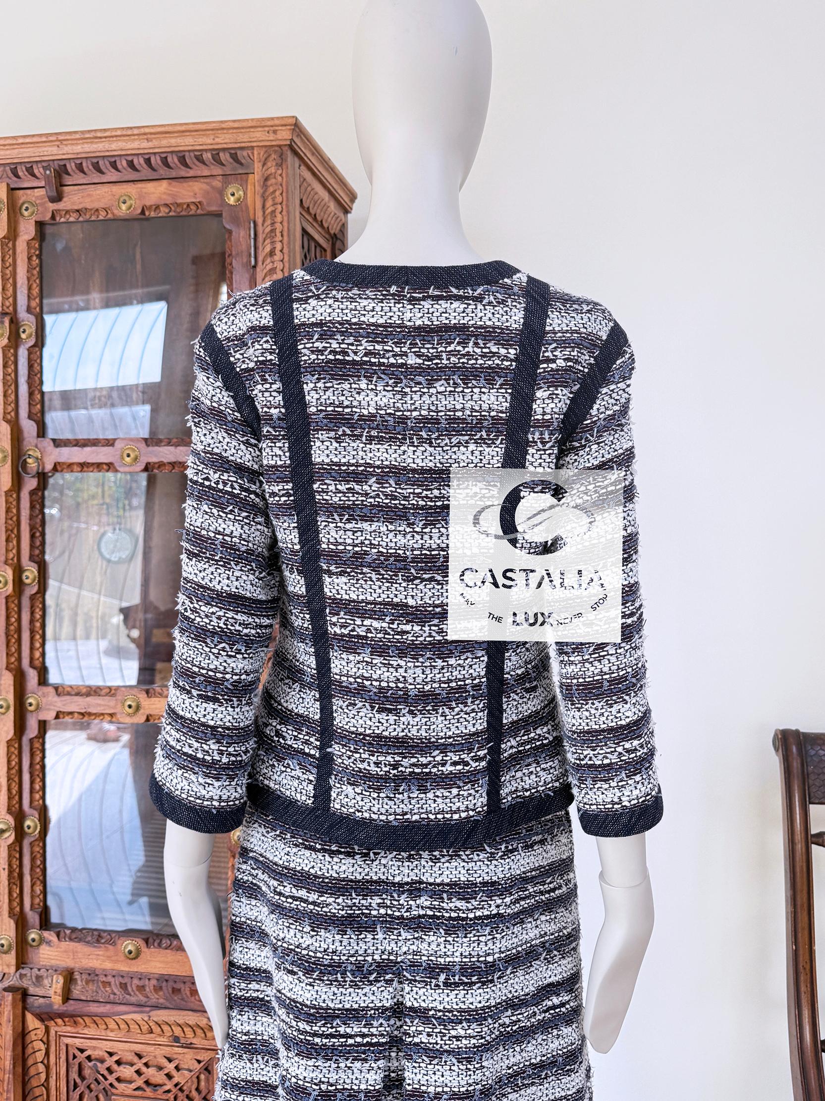 Chanel Paris / Singapore CC Buttons Lesage Tweed Ensemble 36 FR For Sale 11