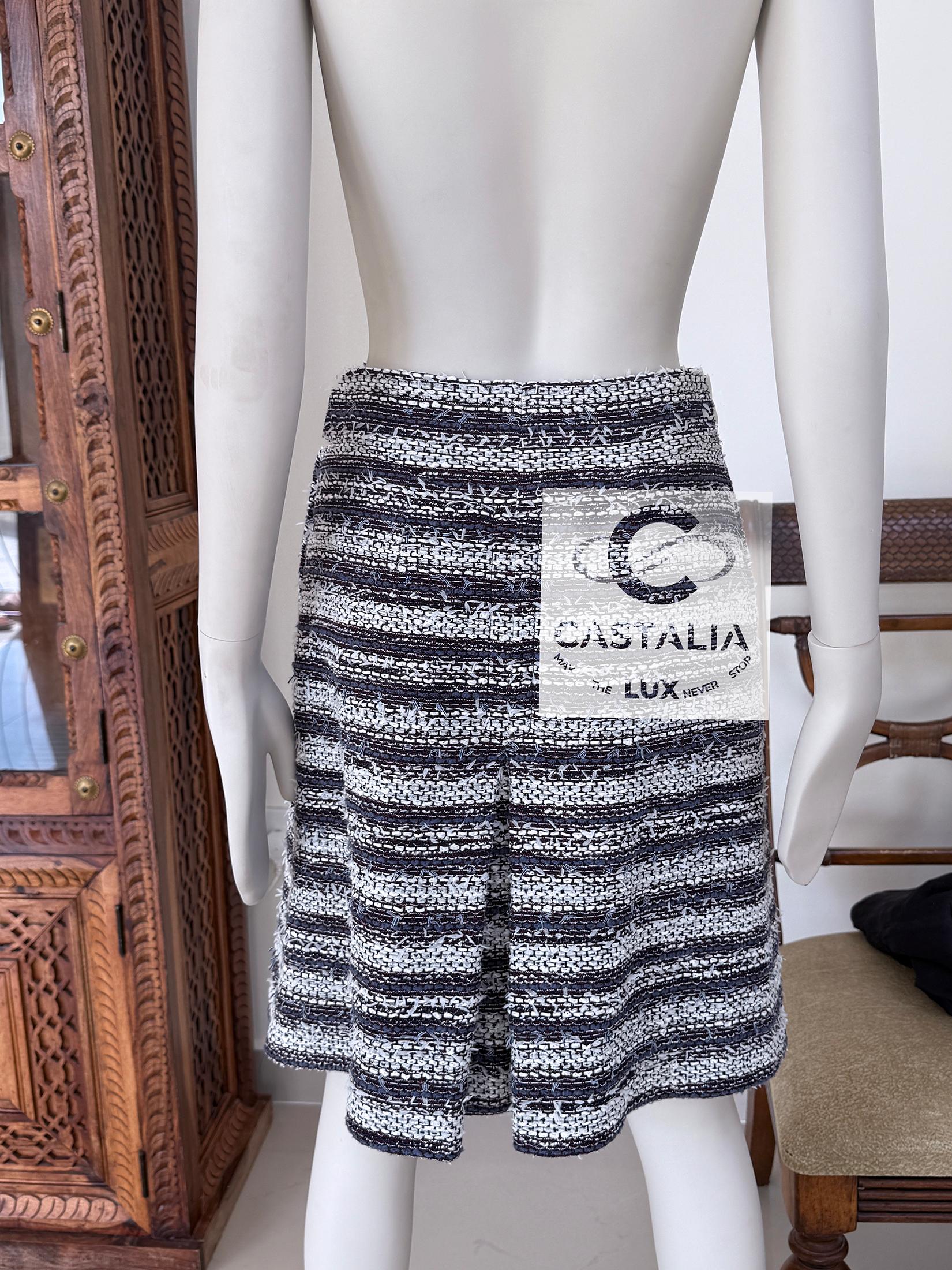 Chanel Paris / Singapore CC Buttons Lesage Tweed Ensemble 36 FR For Sale 12