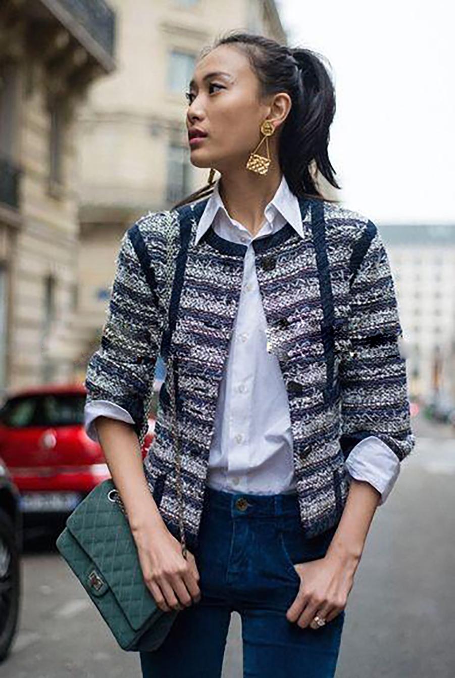 Black Chanel Paris / Singapore CC Buttons Lesage Tweed Ensemble 36 FR For Sale