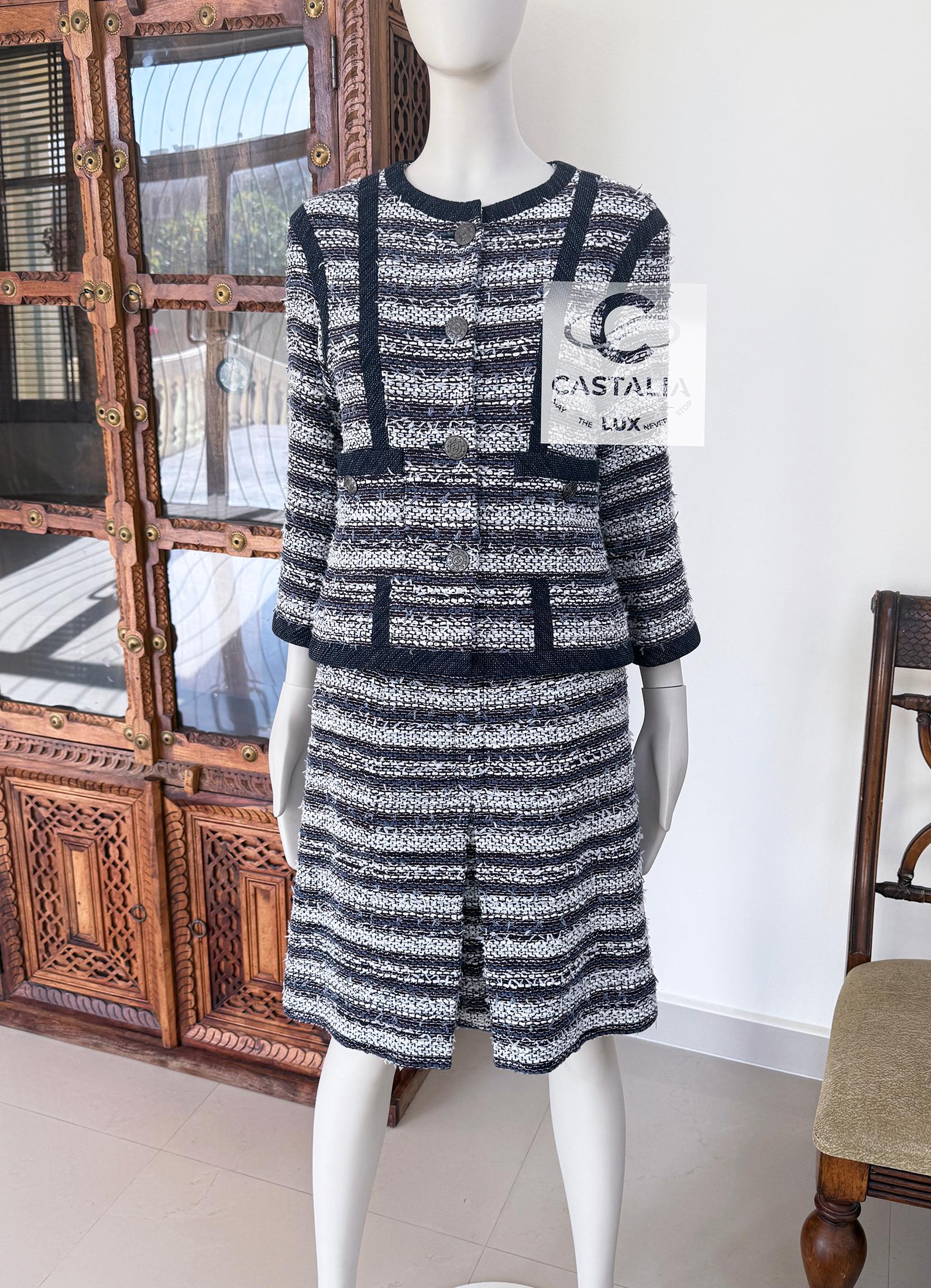 Chanel Paris / Singapore CC Buttons Lesage Tweed Ensemble 36 FR In Excellent Condition For Sale In Dubai, AE