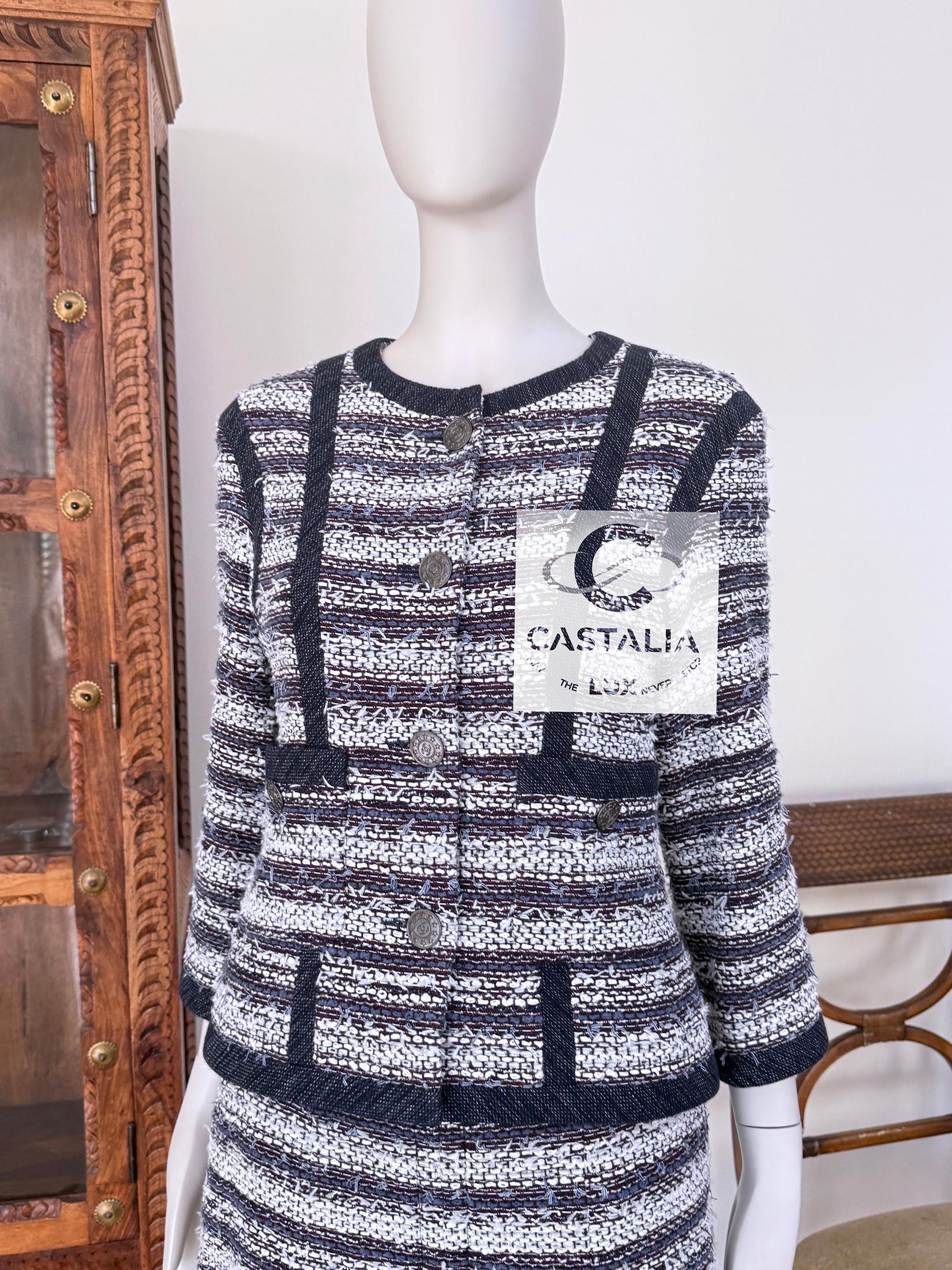 Women's or Men's Chanel Paris / Singapore CC Buttons Lesage Tweed Ensemble 36 FR For Sale