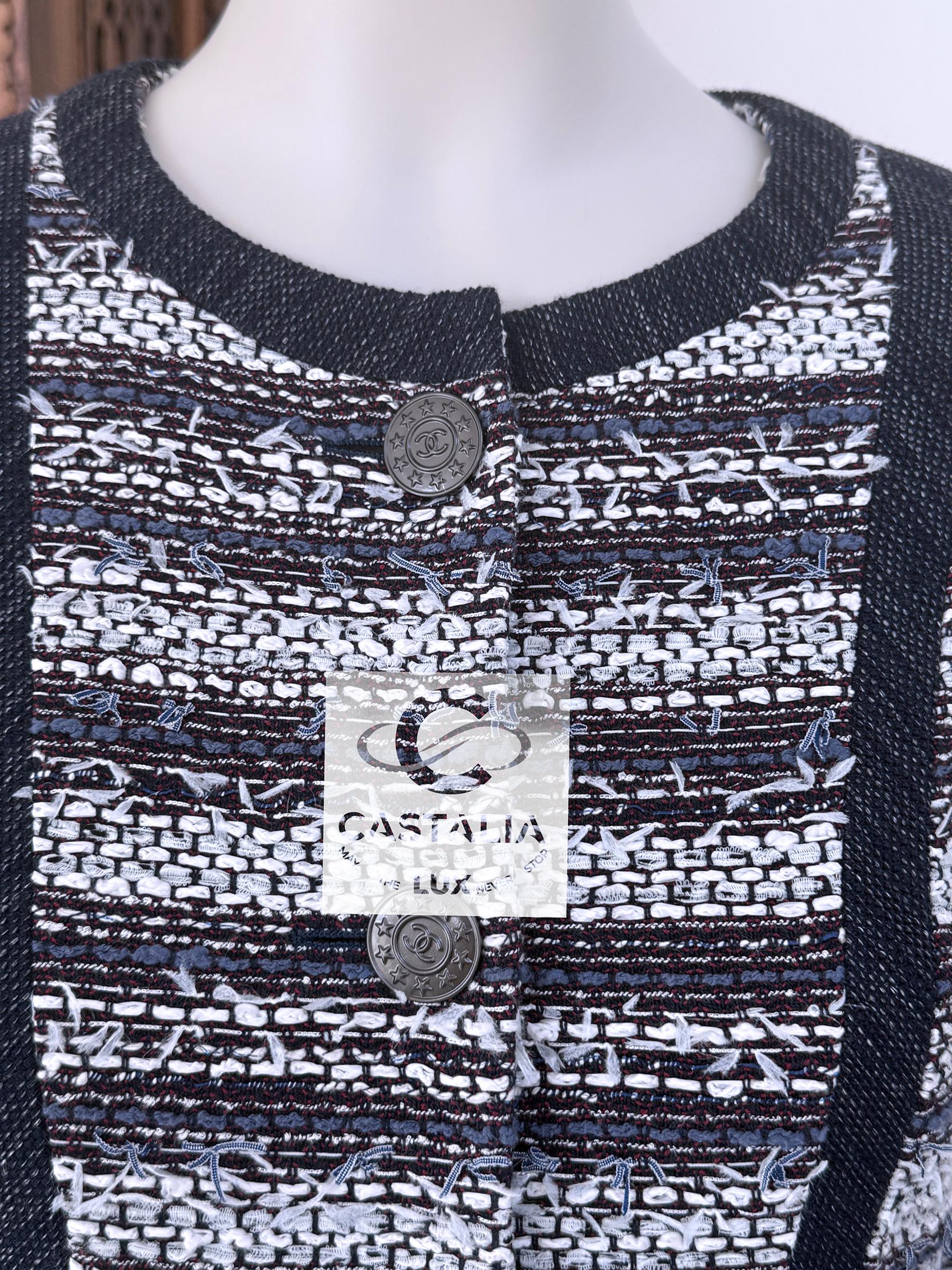 Chanel Paris / Singapore CC Buttons Lesage Tweed Ensemble 36 FR For Sale 2