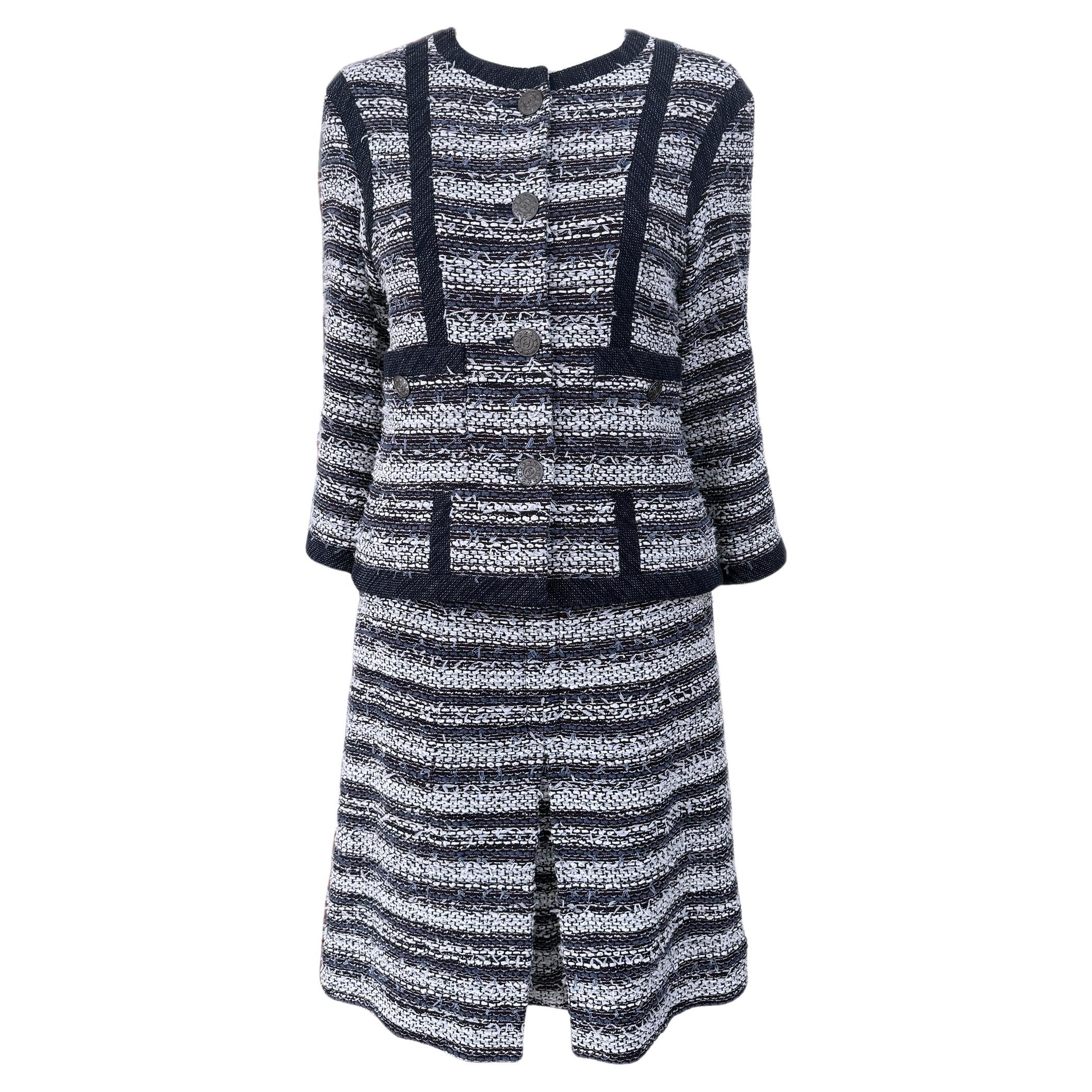 Chanel Paris / Singapore CC Buttons Lesage Tweed Ensemble 36 FR For Sale