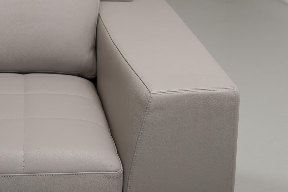 
































Canapé Paris par Hugues Chevalier

Des contrastes élégants dans un style contemporain.



Le canapé Paris offre à la fois confort et élégance intemporelle. Disponible dans un luxueux revêtement en cuir ou en tissu,