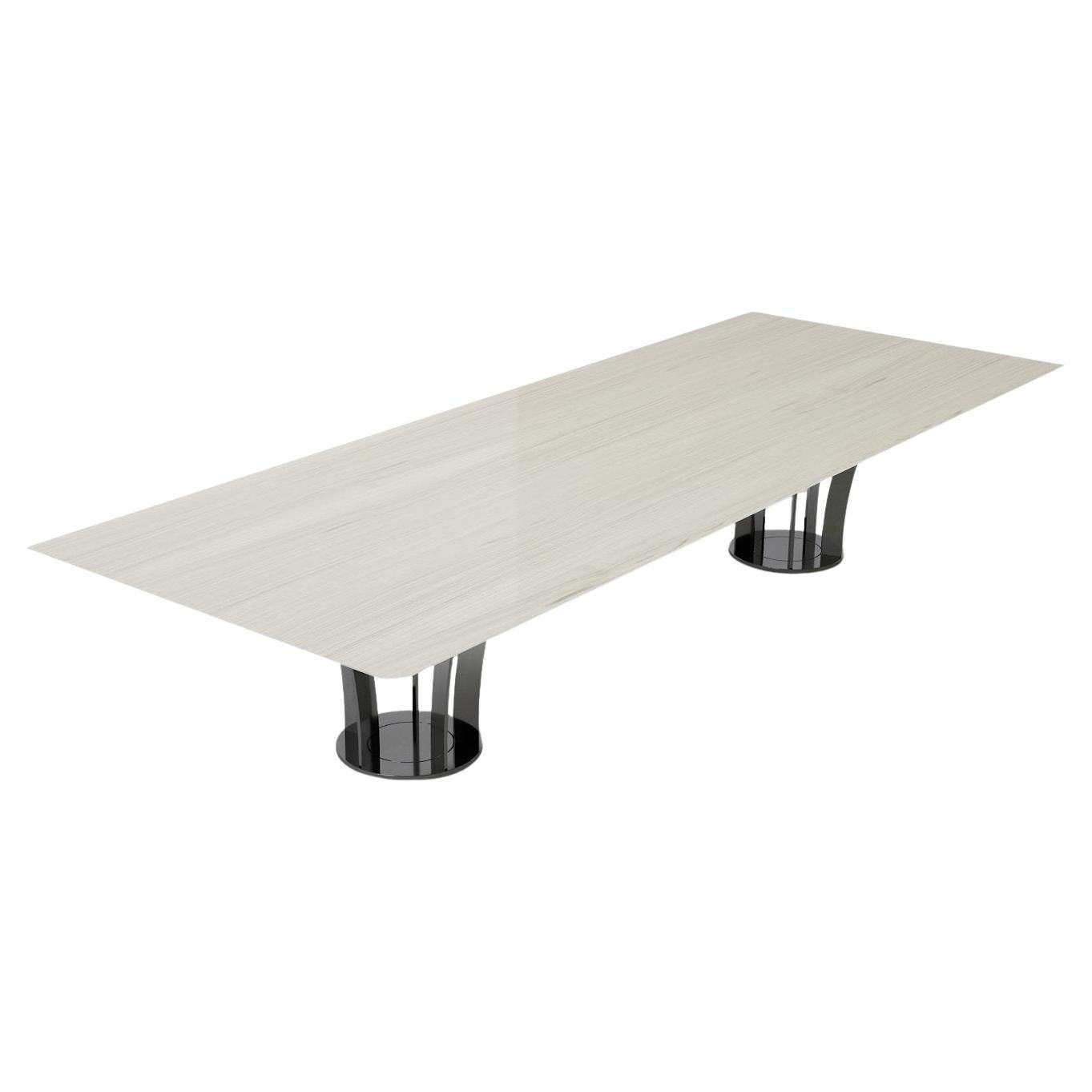 L'essuie-pieds Paris de Hugue Chevalier allie un design minimaliste à une élégance raffinée. Le plateau de vaisselle en acier inoxydable est disponible en différentes couleurs - mat, mat foncé ou brillant - et s'adapte à tous les styles