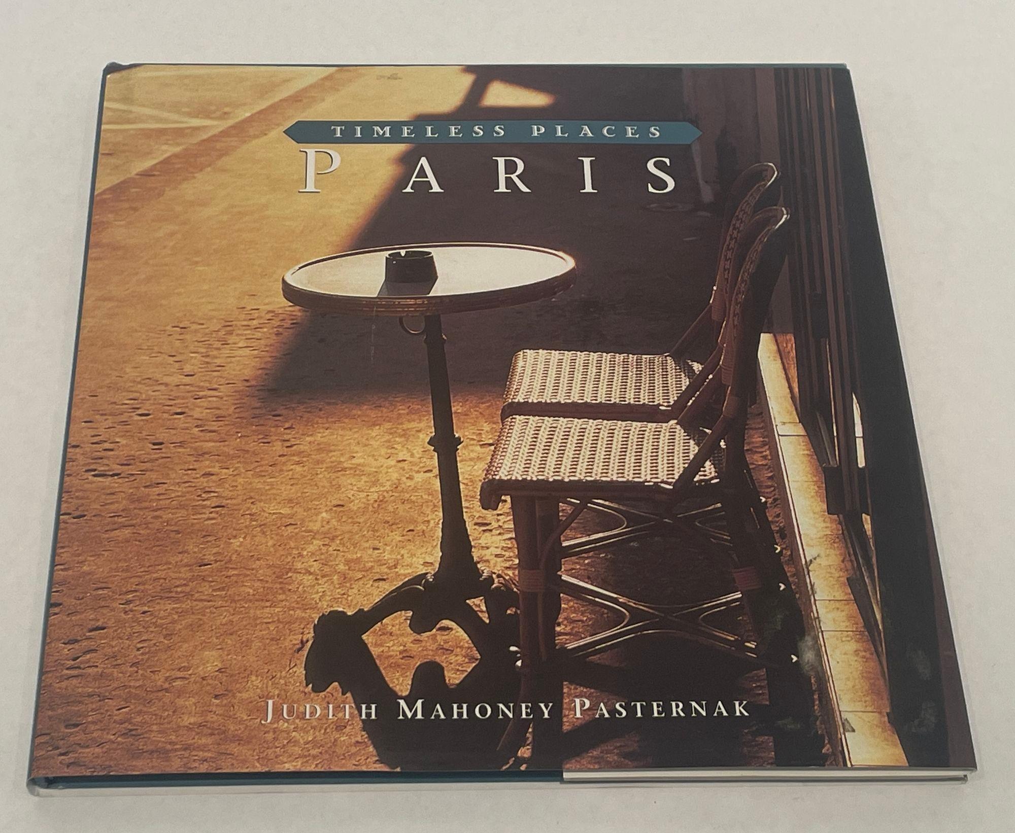 Parigi luoghi senza tempo Copertina rigida di Judith Mahoney Pasternak 2000.
È la Città della Luce, la capitale del romanticismo, il centro culturale del mondo occidentale: questa è la bella Parigi, una metropoli di intelletto, sensualità ed eredità