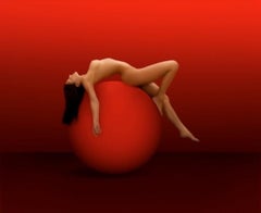  Ella on Red Sphere (Ella sur sphère rouge) 