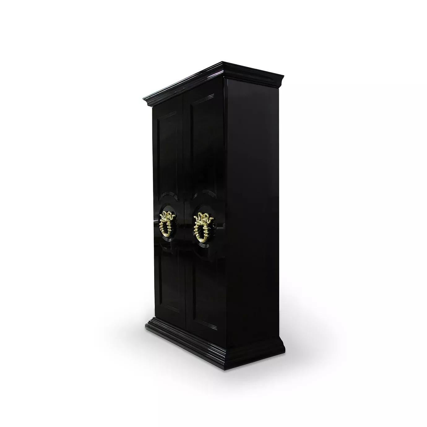 Lasciati incantare dalla città dell'amore con l'Armoire parigino. Ricordando le porte magiche che costeggiano le affascinanti strade di Parigi, le grandi porte decorate sono ornate da maniglie dorate a forma di serpente. L'interno è foderato con uno