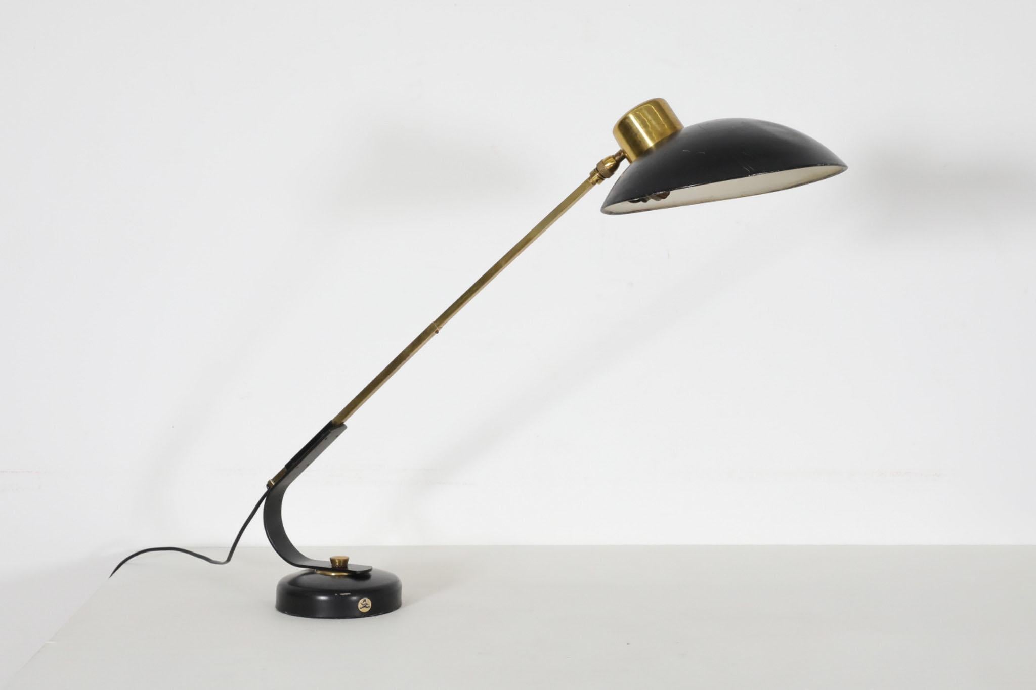 Élégante lampe de bureau incurvée en laiton et métal émaillé noir, conçue et estampillée en 1950 par le designer Ferdinand Solère, qui commença sa carrière comme graphiste et devint finalement professeur de design industriel à l'École Nationale