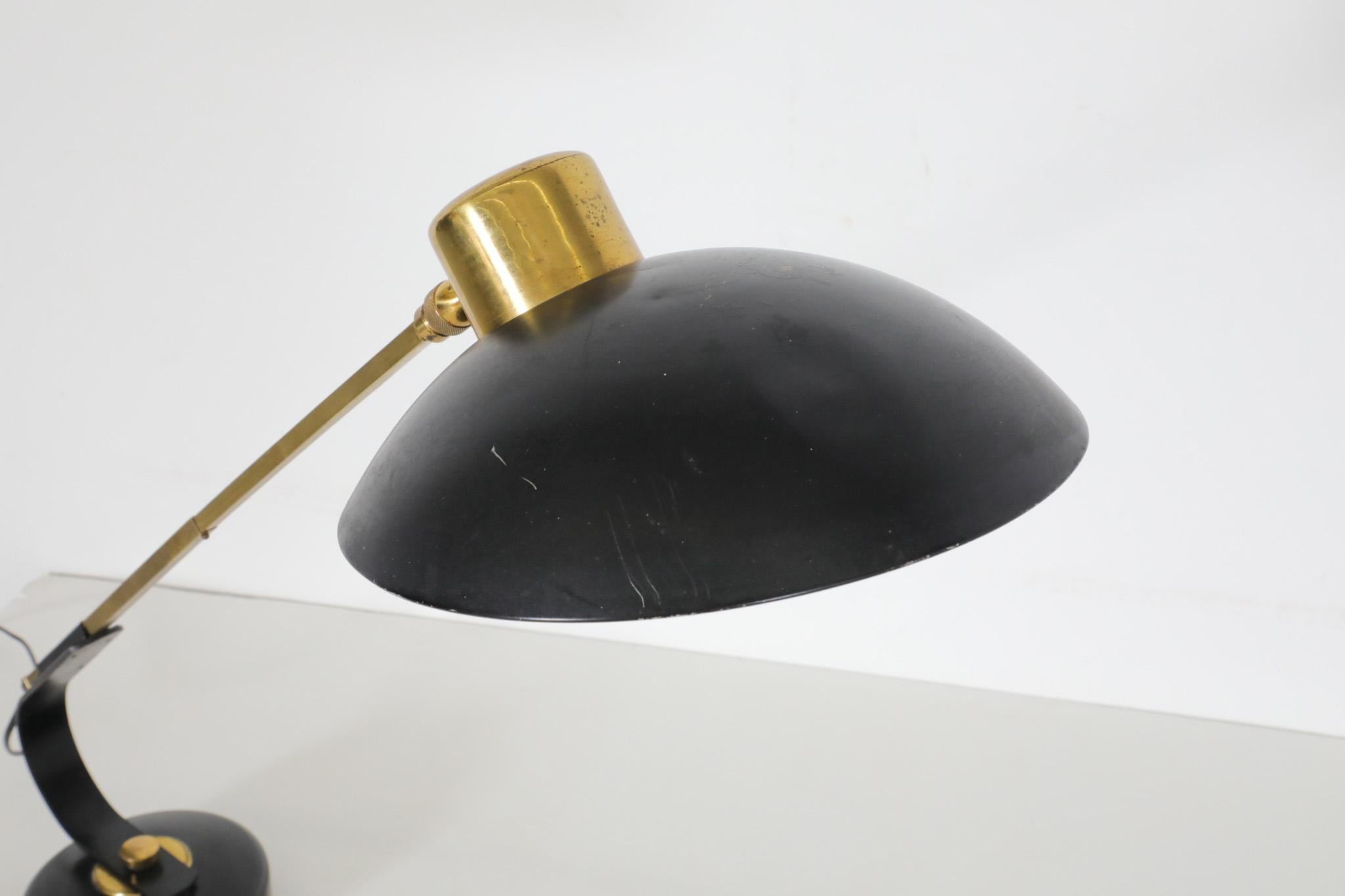 Mid-Century Modern Lampe de bureau parisienne en laiton et émail noir par Ferdinand Solère, 1950 en vente