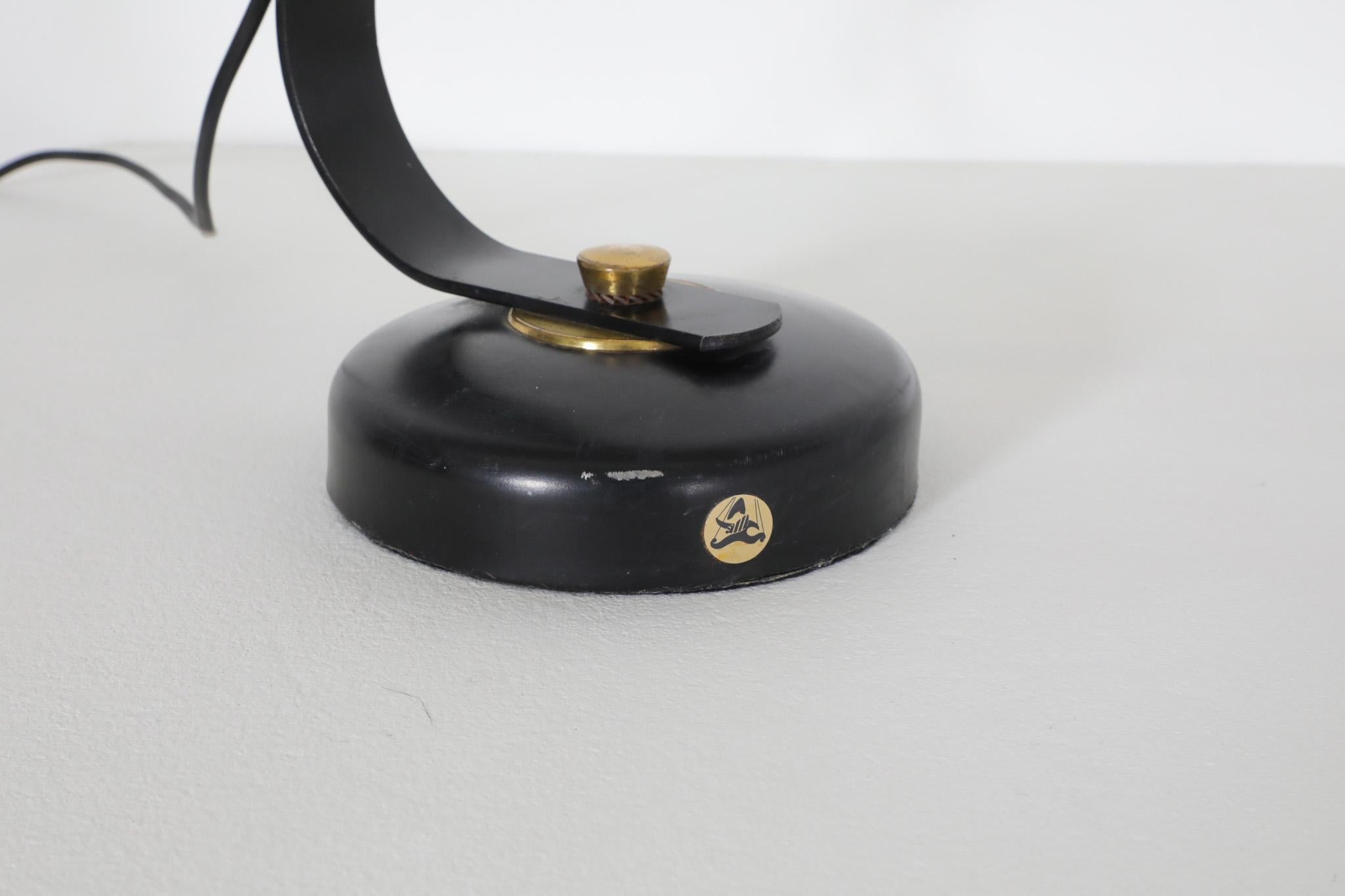 Émaillé Lampe de bureau parisienne en laiton et émail noir par Ferdinand Solère, 1950 en vente
