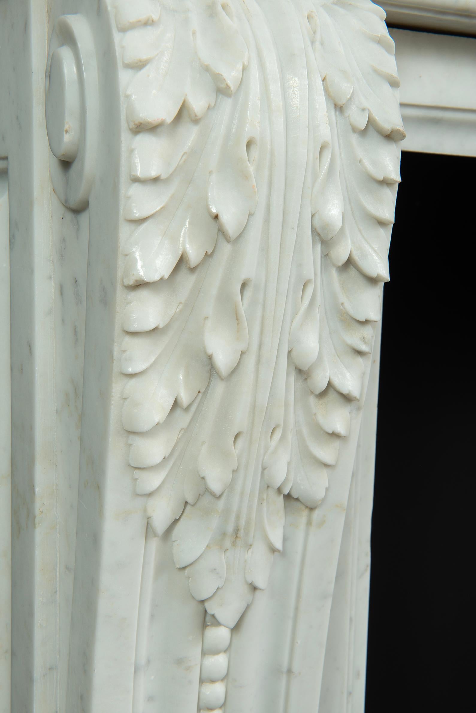 Louis XVI.-Kamin aus Carrara-Marmor im Pariser Stil im Angebot 9
