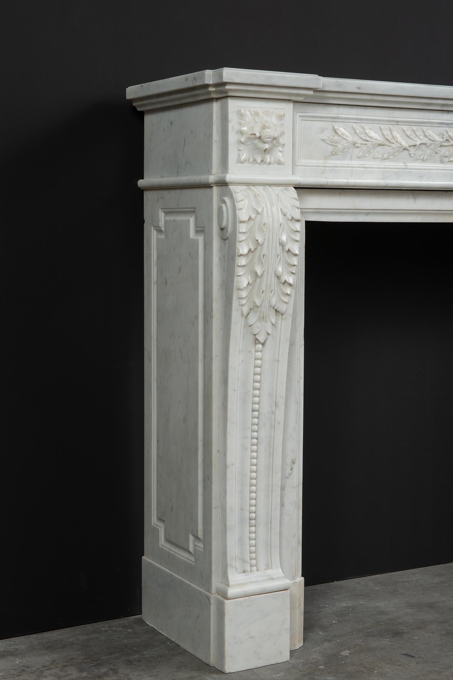 Louis XVI.-Kamin aus Carrara-Marmor im Pariser Stil im Zustand „Relativ gut“ im Angebot in Haarlem, Noord-Holland