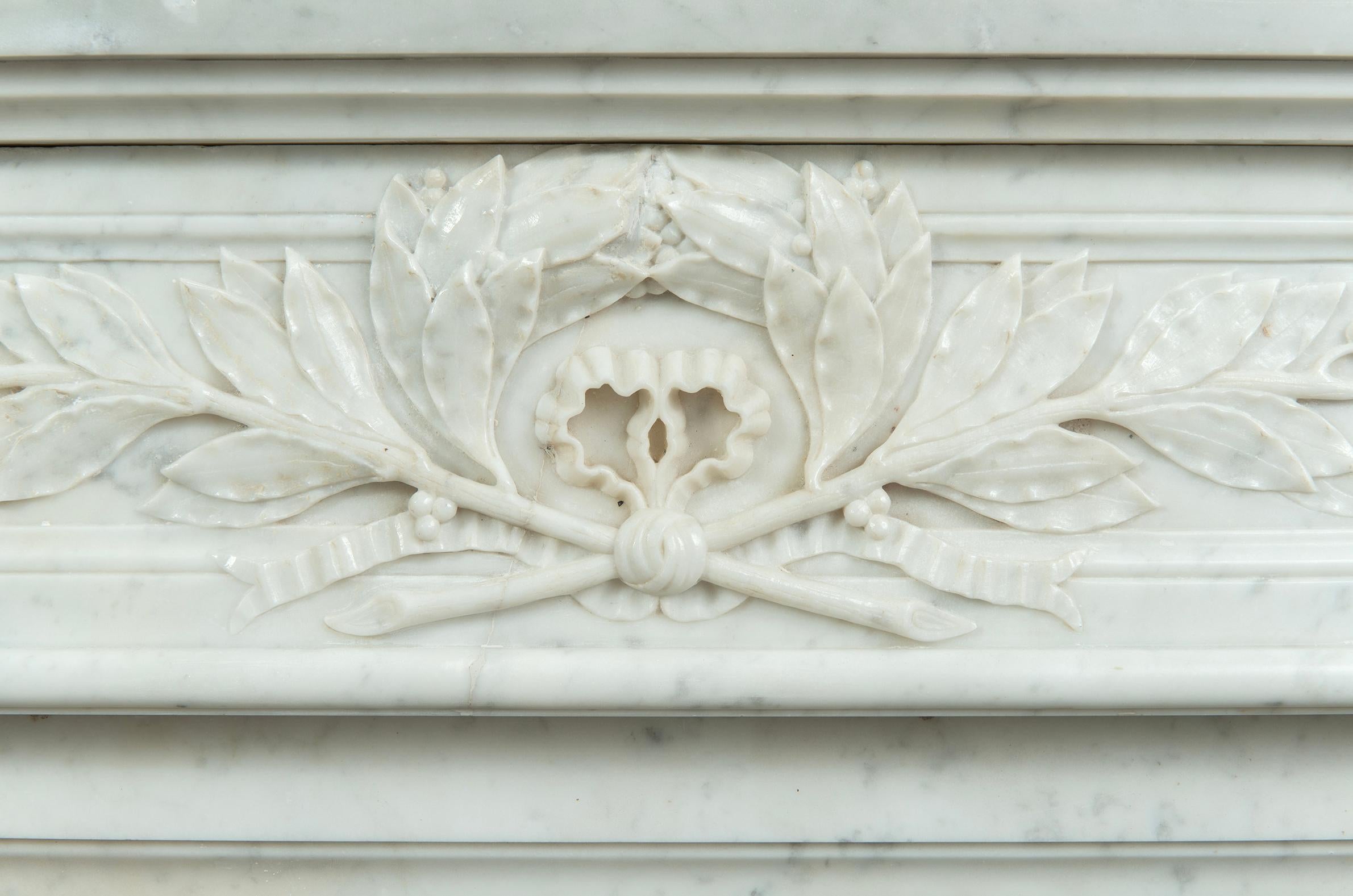 Louis XVI.-Kamin aus Carrara-Marmor im Pariser Stil im Angebot 4