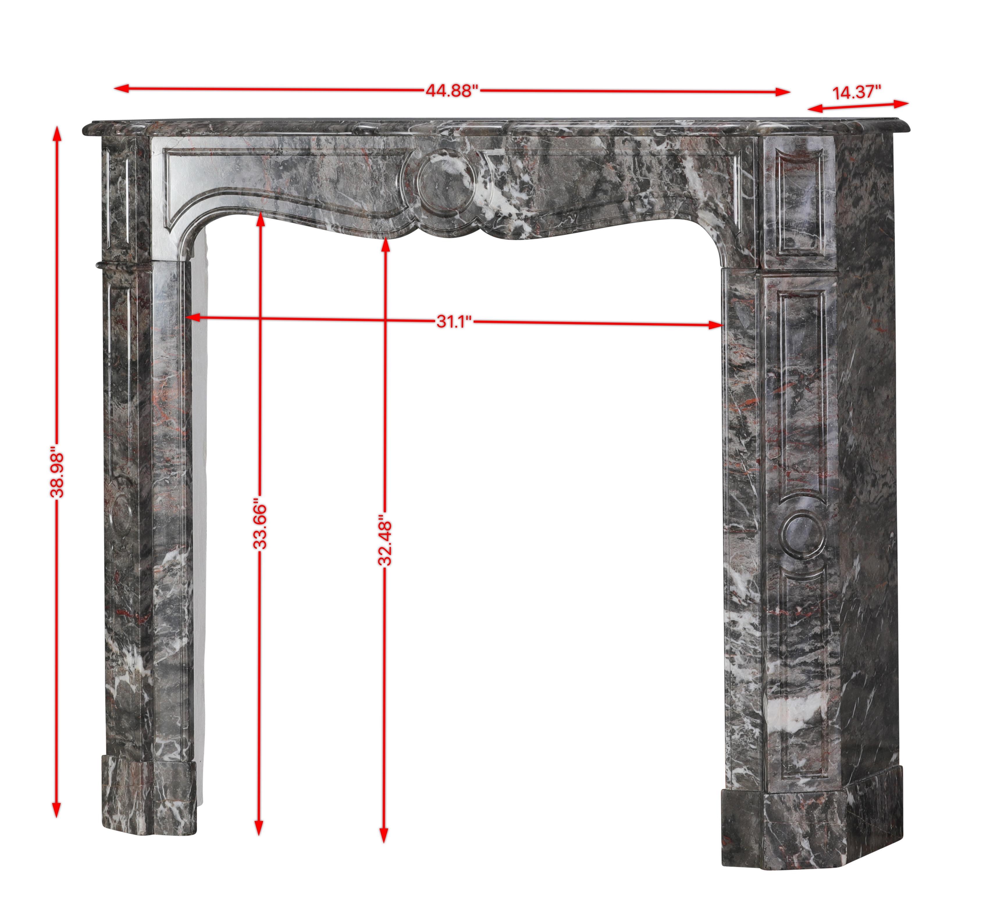 Luigi XV Cornice per caminetto Pompadour di design parigino in raro marmo Boi Jourdan francese in vendita